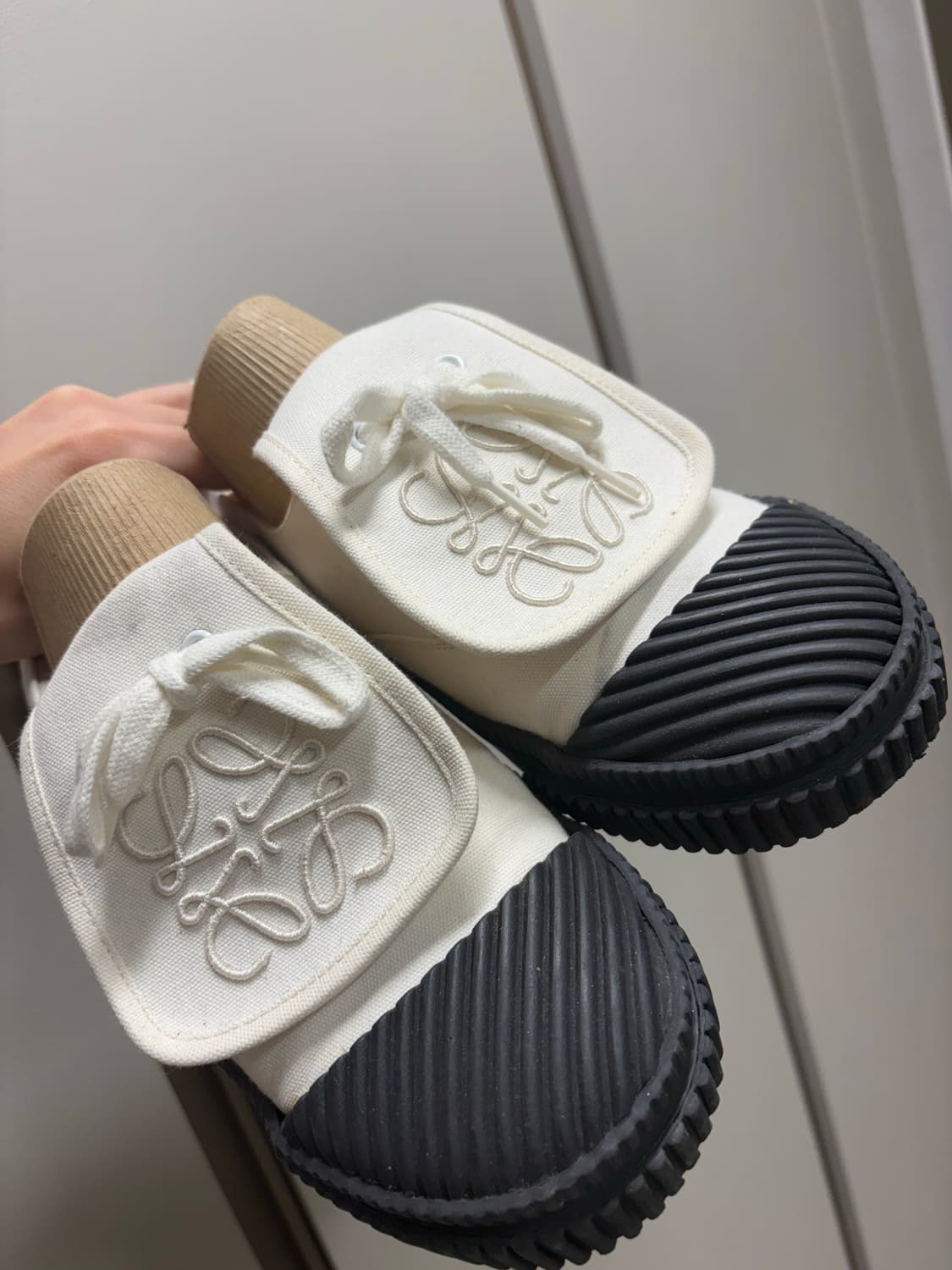 풀박스!! 로에베 아나그램 자수 플랫 스니커즈 38 상품이미지6