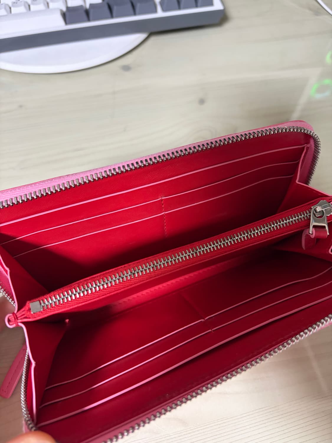 보테가 베네타 핑크색 인트레치아토 지퍼형 장지갑 상품이미지3