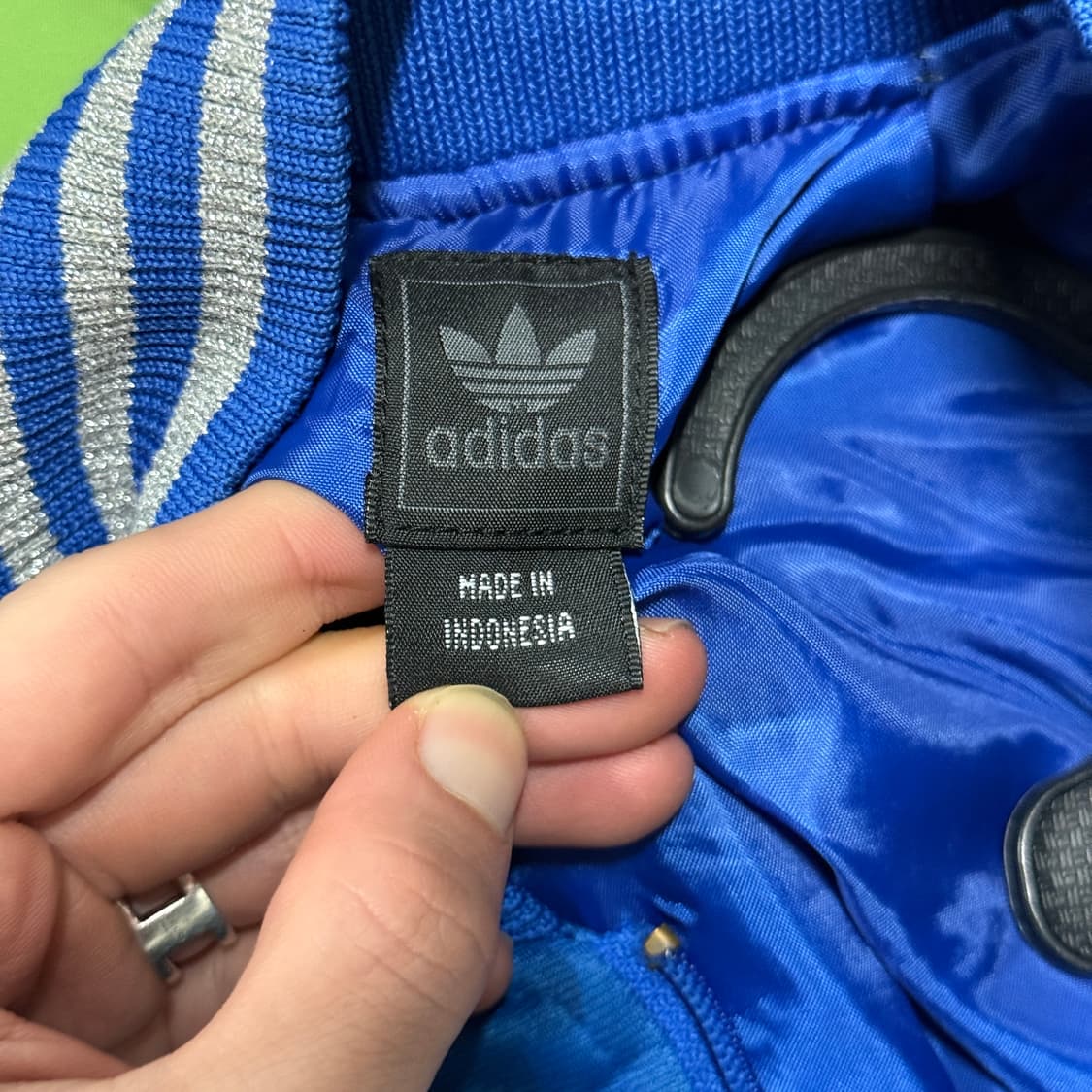 대장급 아디다스 프랑스 실버 디테일 크롭 봄버 바시티 자켓 상품이미지6