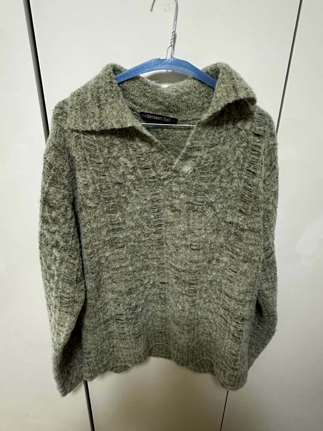 앤더슨벨 콜린 데미지 케이블 칼라 니트 라임 베이지 상품이미지3