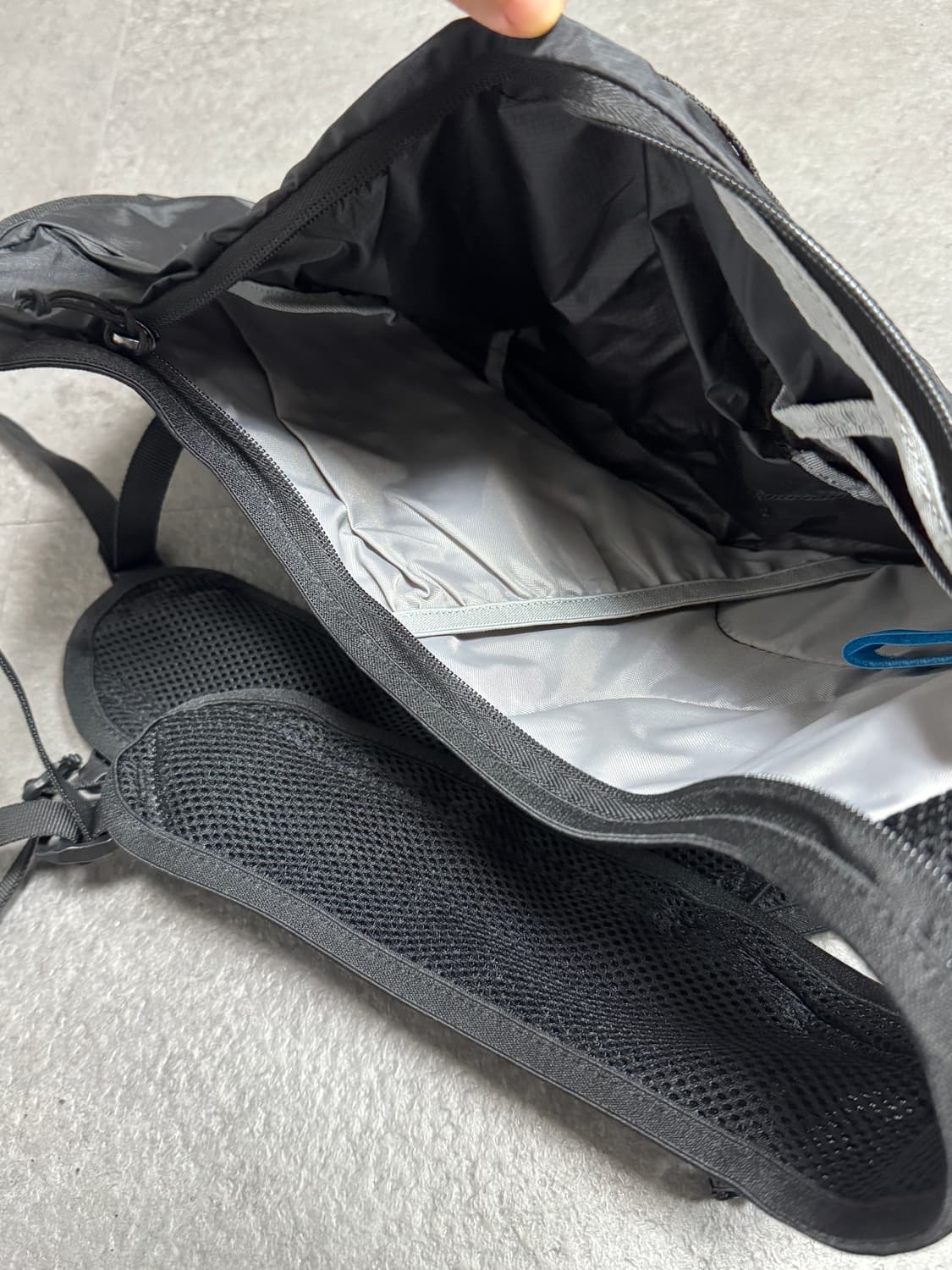 살로몬 크로스4 백팩 블랙 상품이미지3