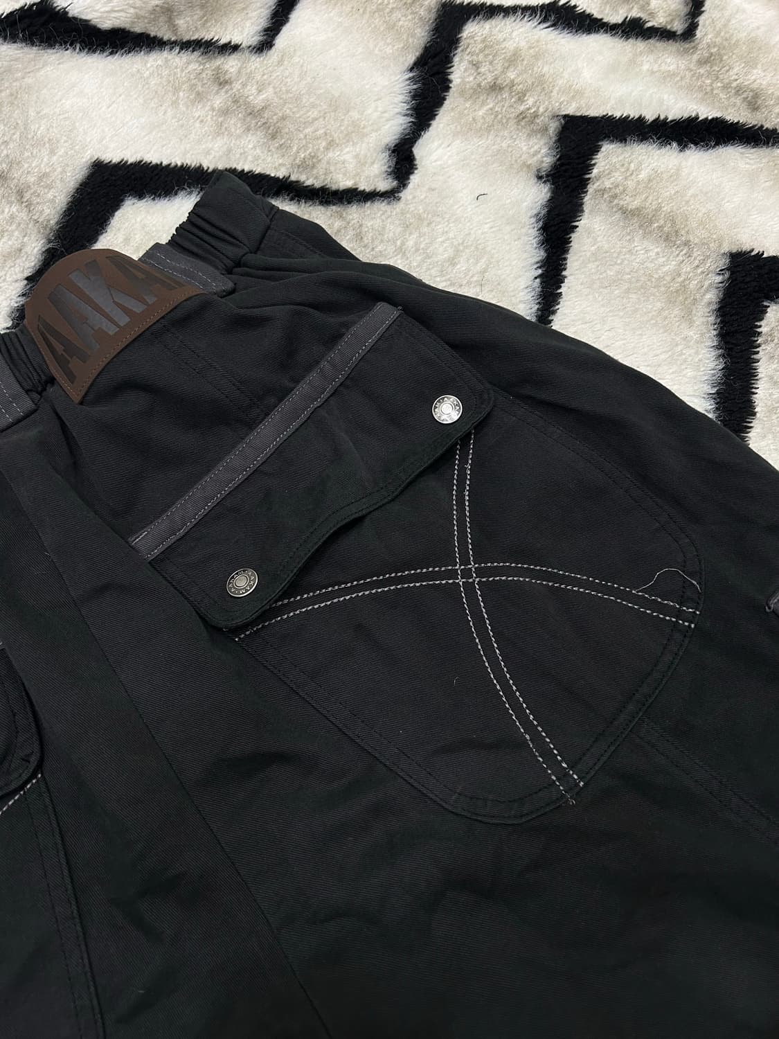 [2]아캄 Knee 핀턱 콘트라스트 카고 팬츠/블랙 상품이미지1