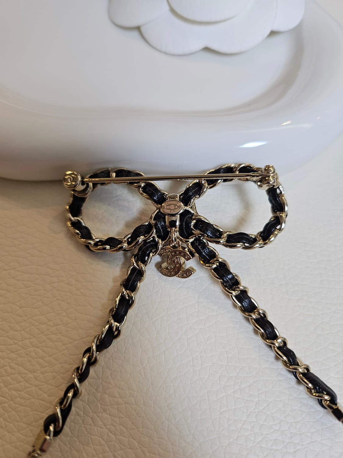 샤넬 CC 블랙 가죽 리본 브로치 업사이클링 상품이미지4