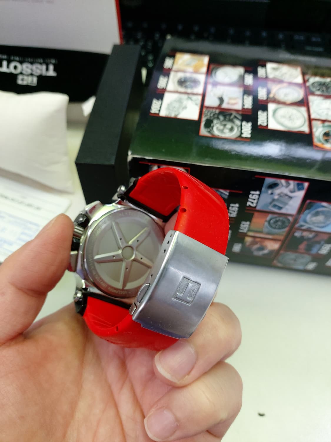 블랙/레드 조합이 매력적인 티쏘 남성 시계  상품이미지4