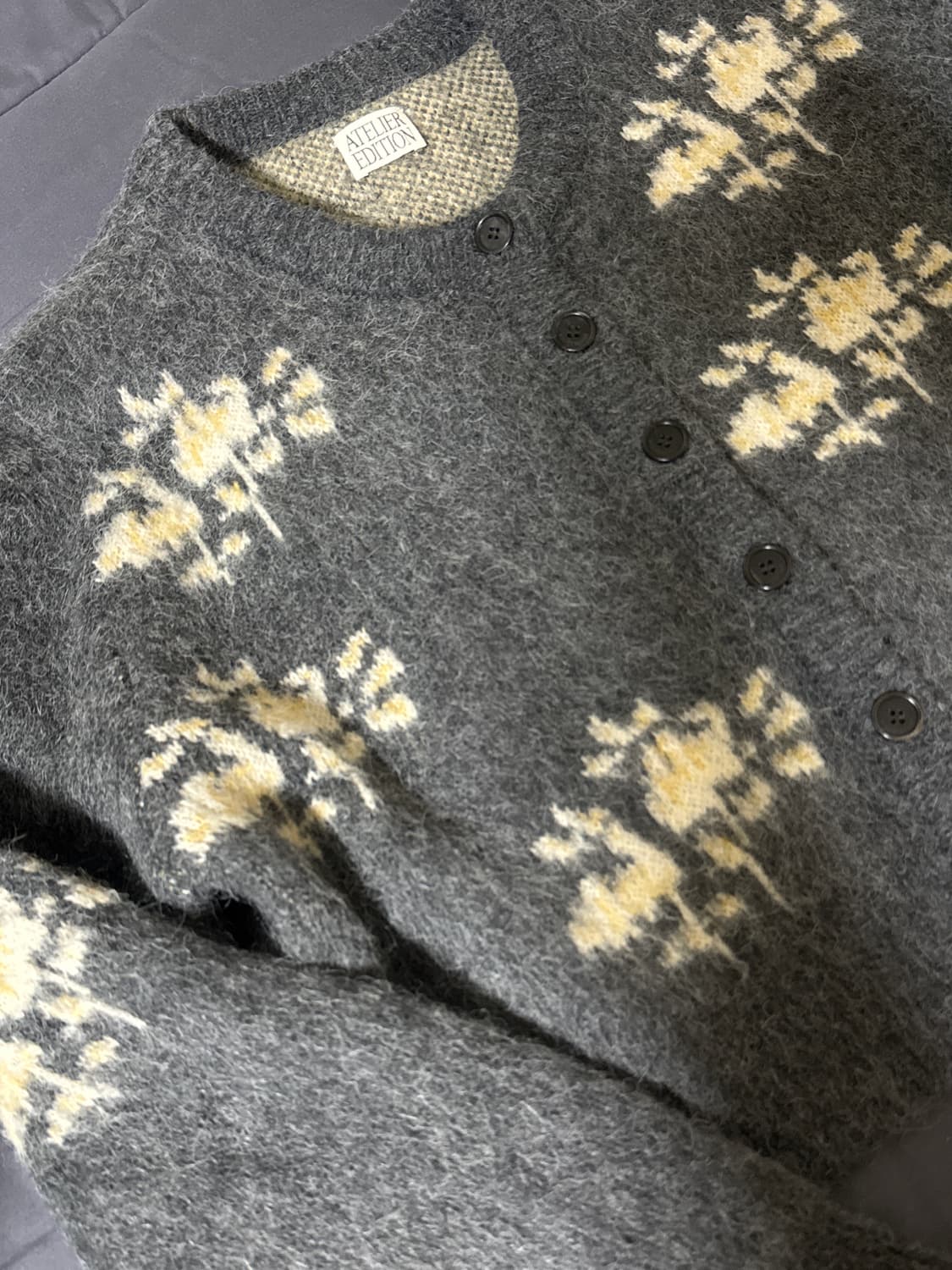 아뜰리에에디션 플라워 니트 가디건 (차콜) 상품이미지5