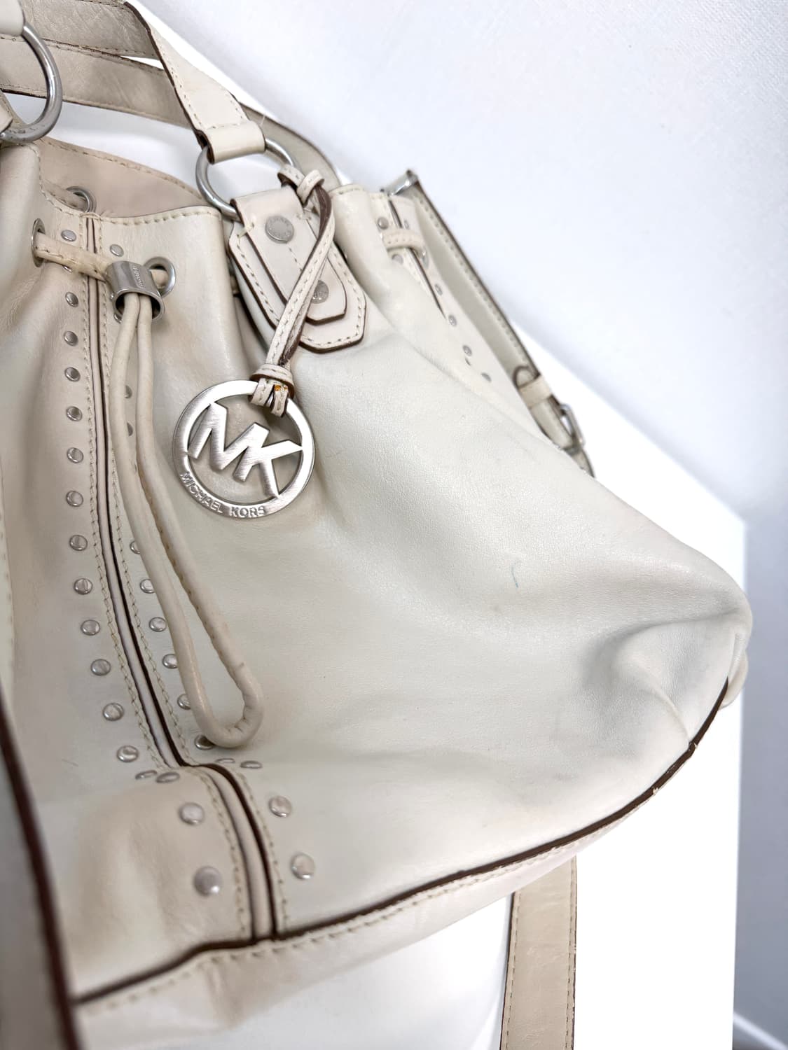 마이클코어스 화이트 스터드 백 상품이미지8