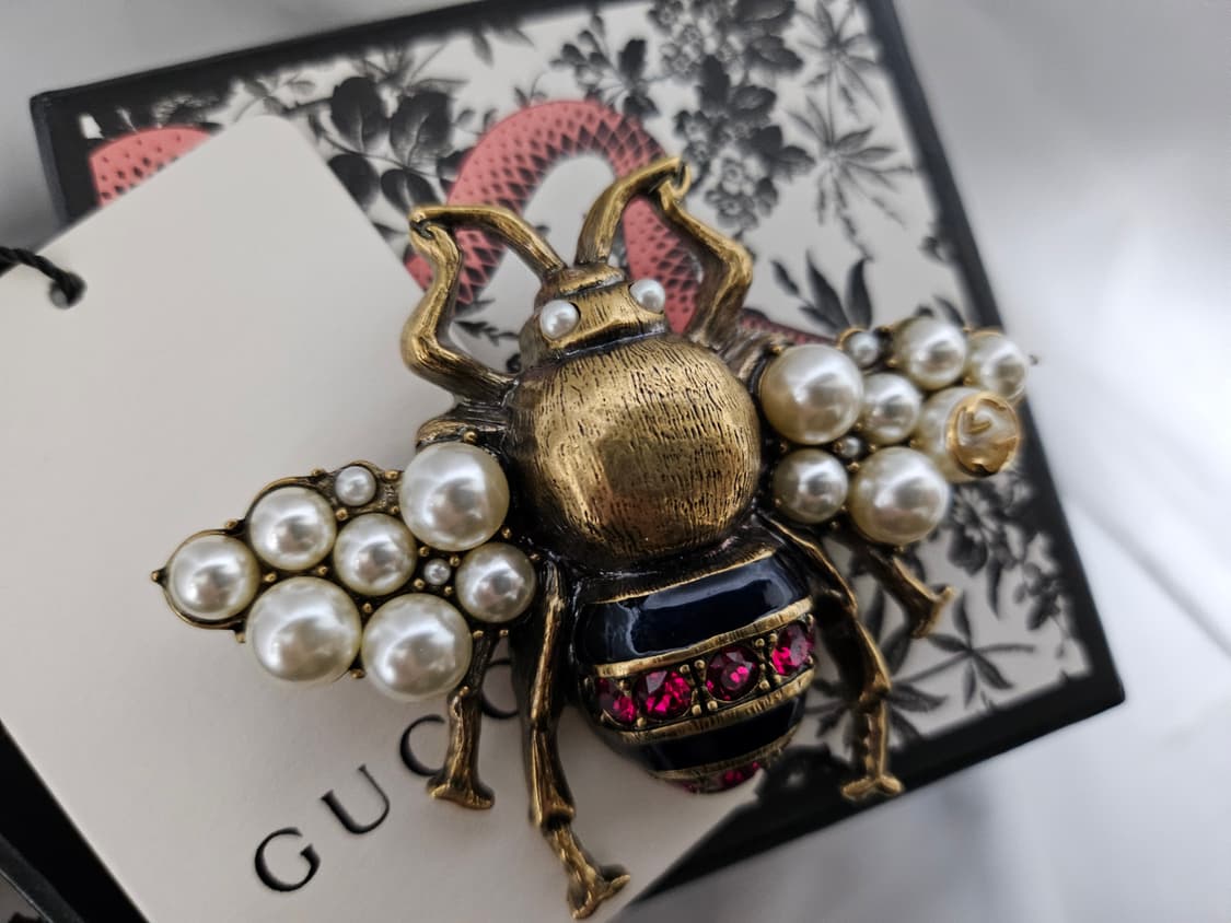 
구찌 크리스털 및 펄 디테일의 벌 모양 브로치
 상품이미지8