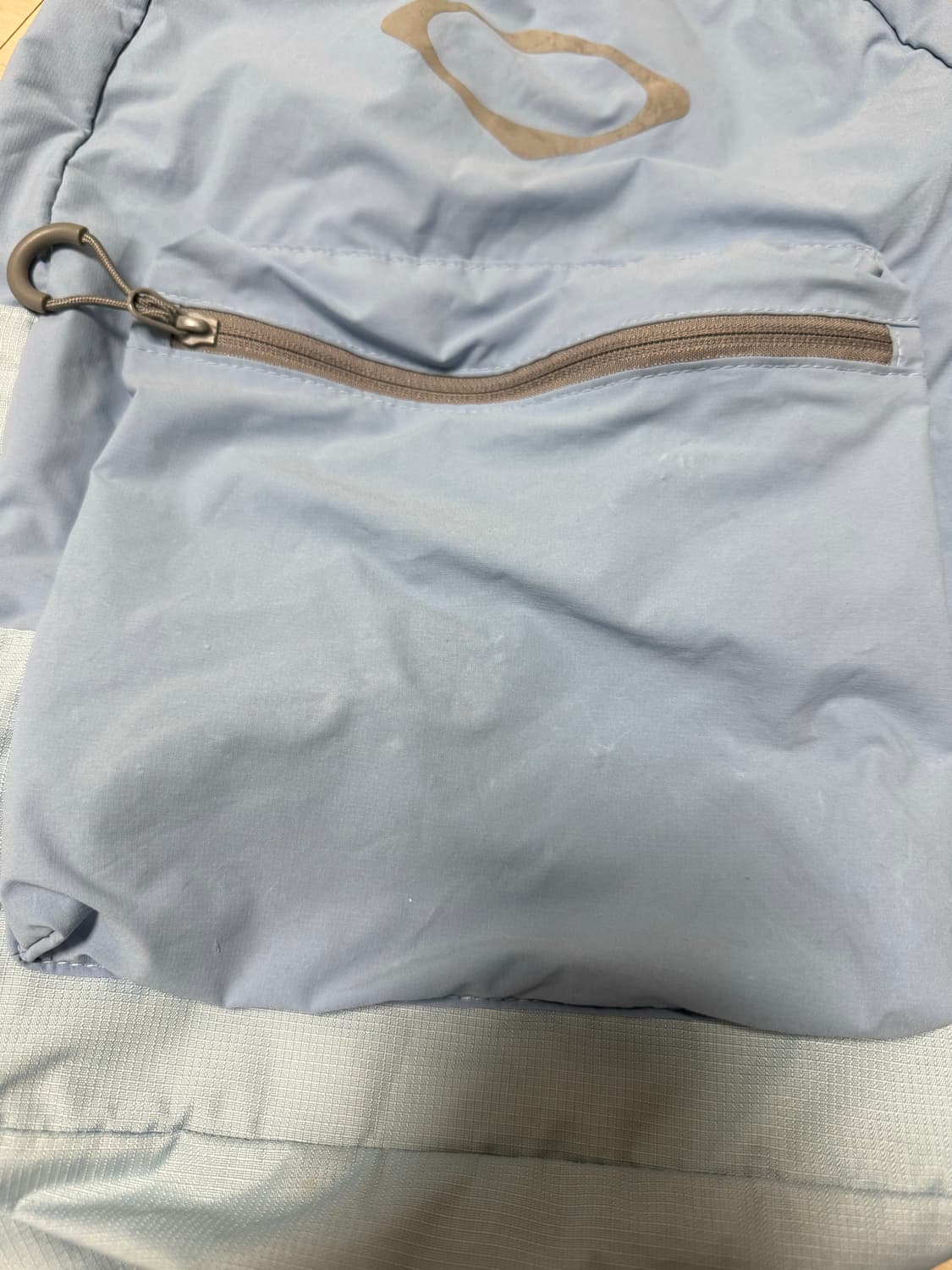 롬버스 라이트 웨이트 백팩 그레이시 블루 더현대 서울 한정 상품이미지4