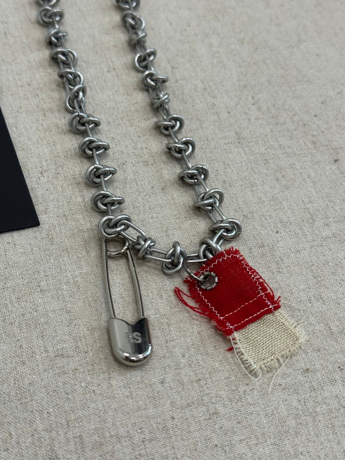 라프시몬스 20-21aw 노트 참 목걸이 상품이미지2