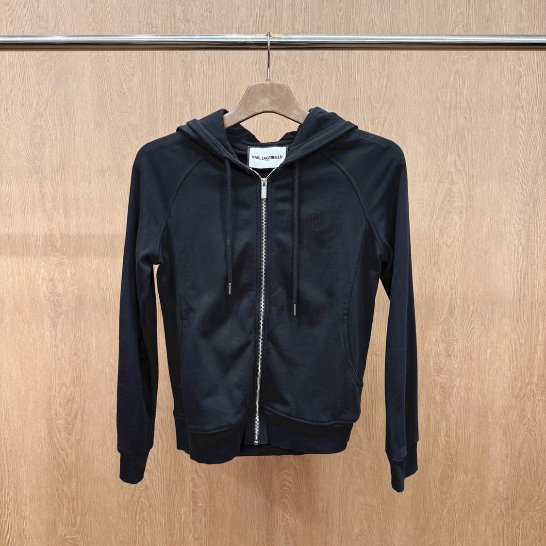 칼 라거펠트 후드집업 KL로고 자수 디테일 슬림핏 블랙 상품이미지2