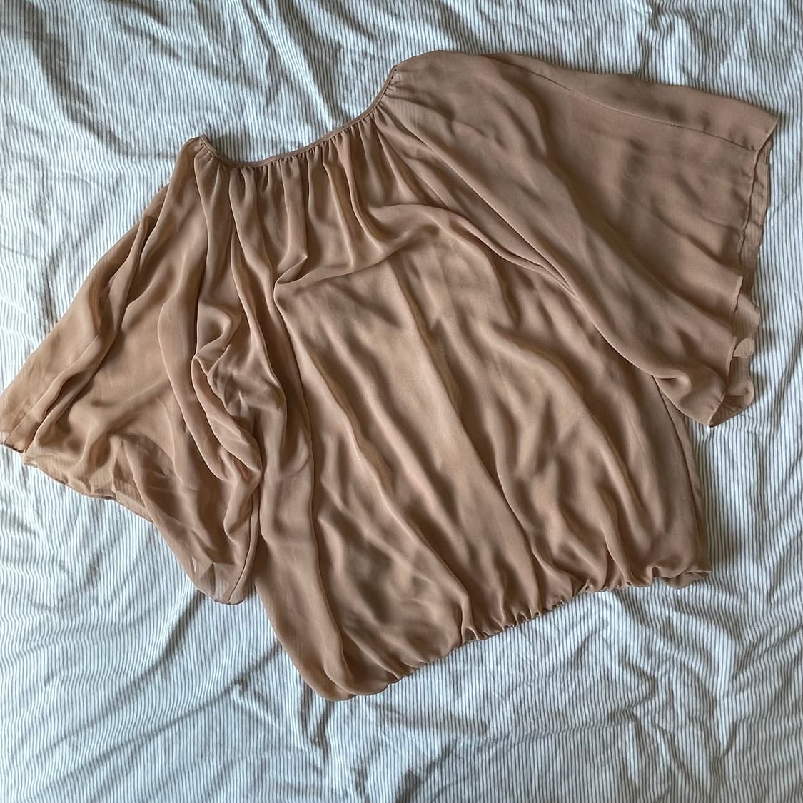 누드톤 비즈 장식 V넥 쉬폰 케이프 블라우스 상품이미지3