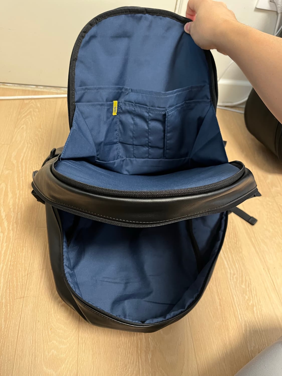 만다리나덕 노마드 가죽 블랙 백팩 상품이미지10