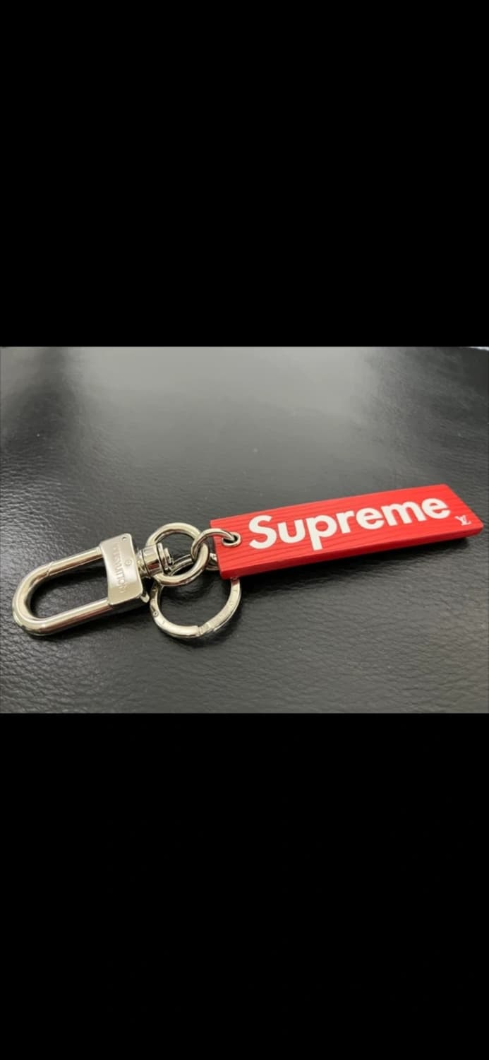 루이비통 슈프림 로고 키링 레드 상품이미지1