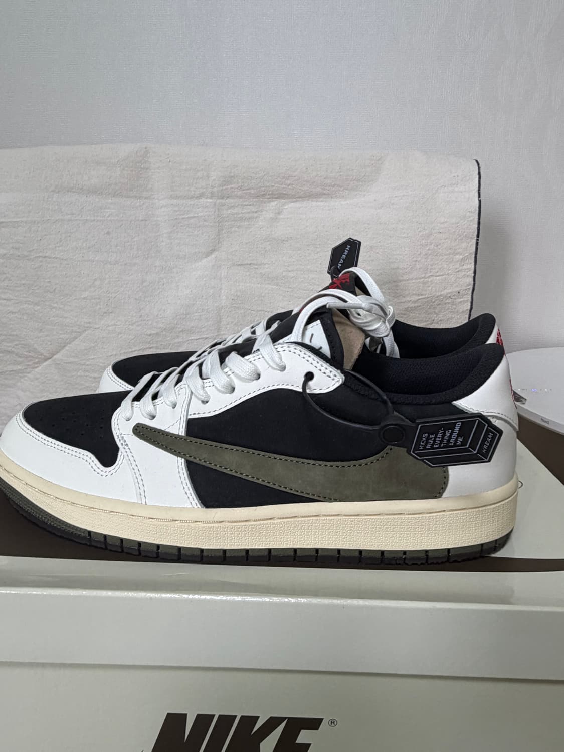 나이키 조던1로우 트래비스스캇 미디엄 올리브 상품이미지2