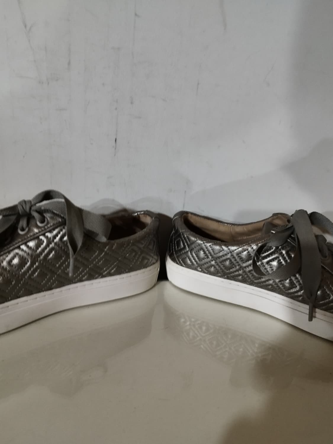 240mm 7m 토리버치 퀼팅 실버 메탈릭 스니커즈  상품이미지7