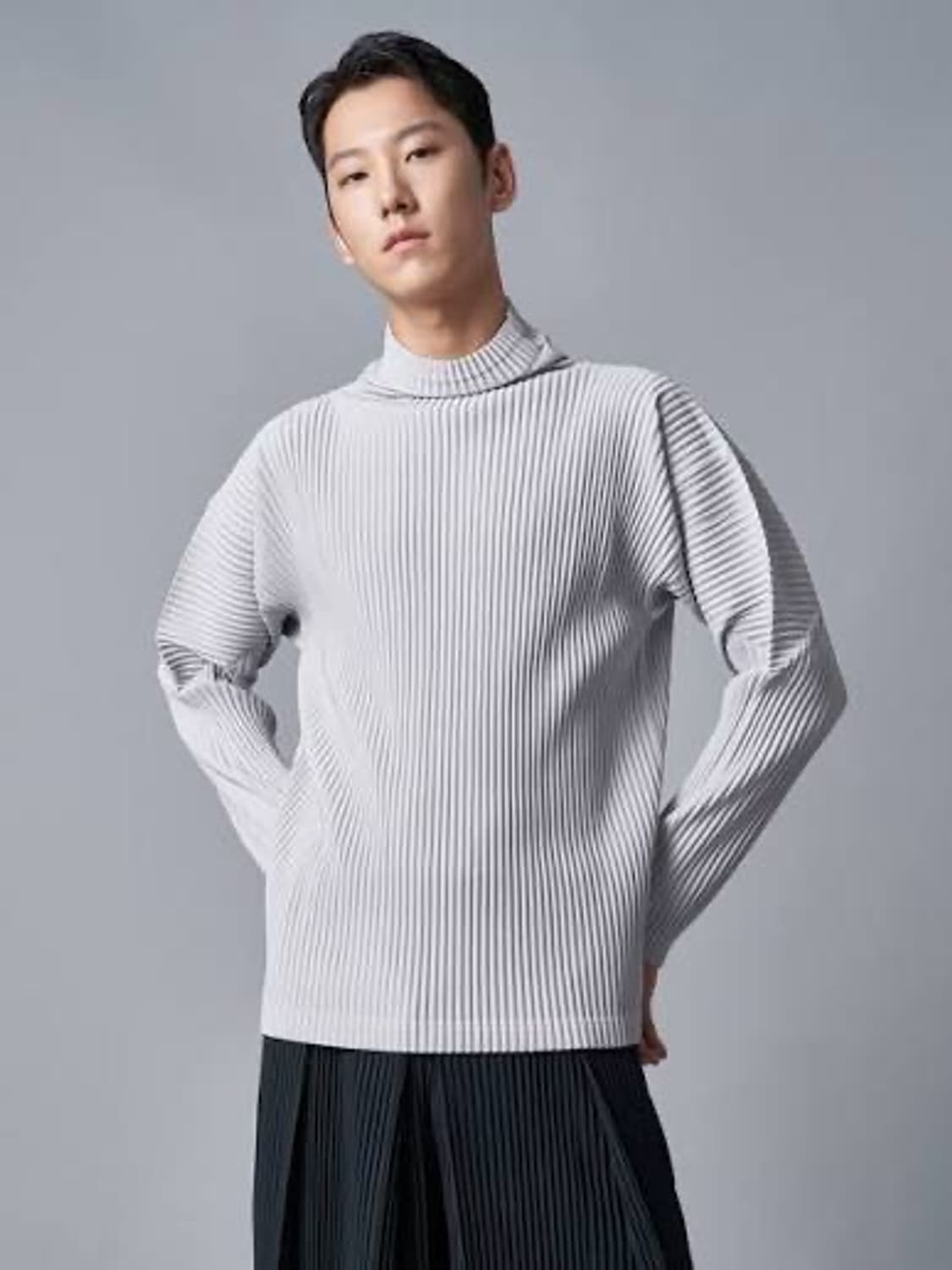 옴므플리세 플리츠 하이넥 롱슬리브 상품이미지1