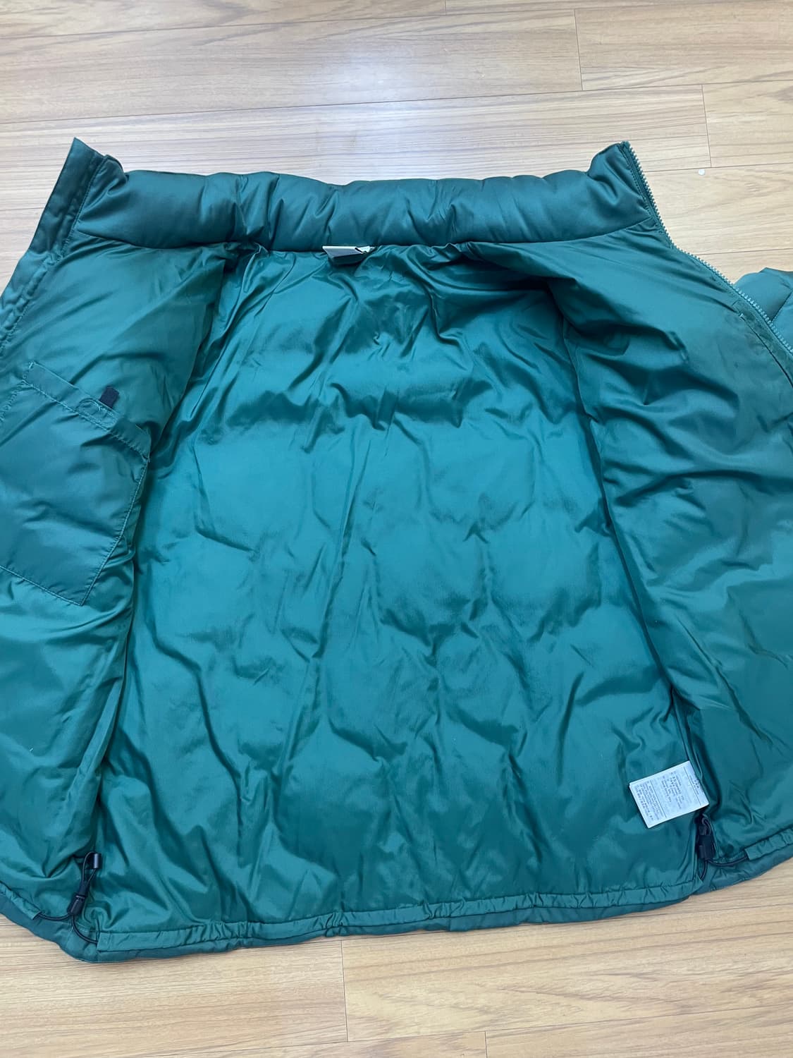 나이키 SB Storm-FIT 패딩 그린 색상입니다. 사이즈는 XXL이고 상품이미지3