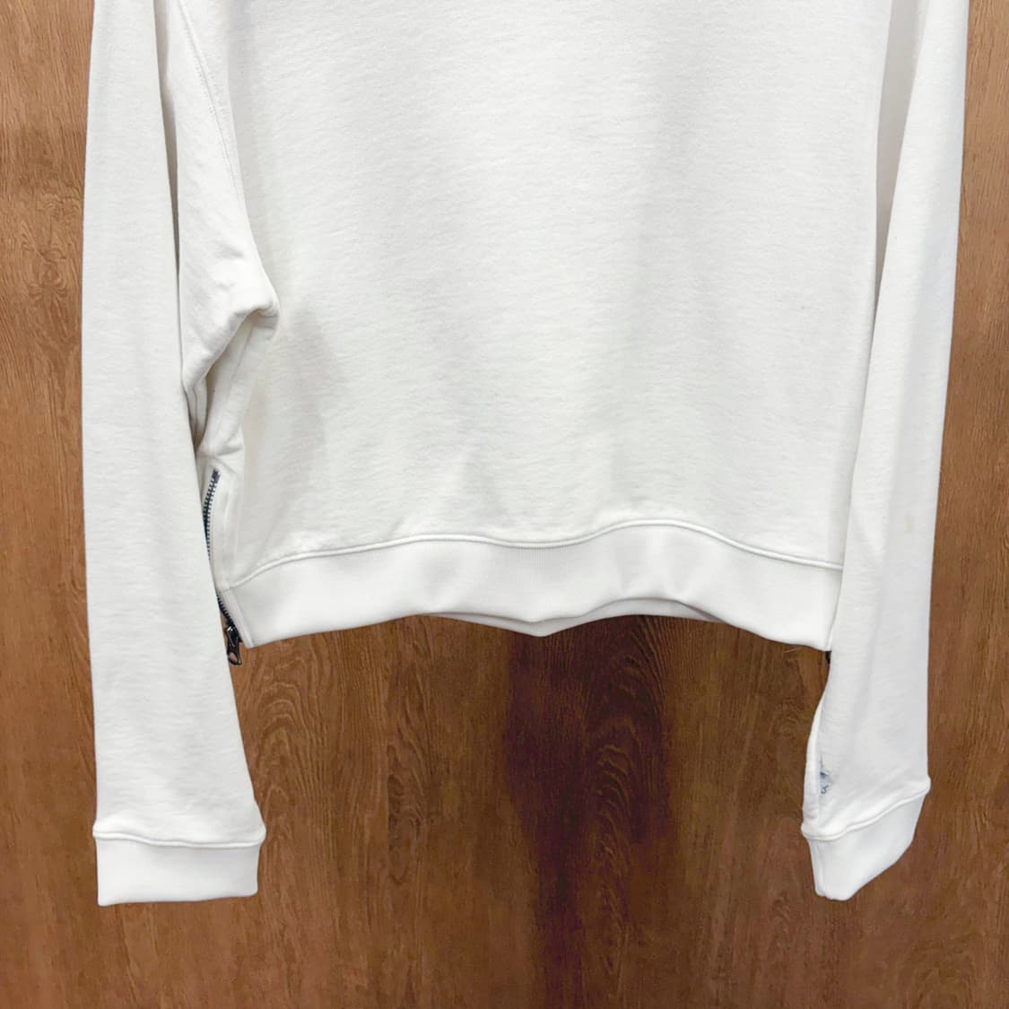 아크네 스튜디오 모크넥 크롭 맨투맨 무지 사이드 지퍼 디테일 화이트 상품이미지5