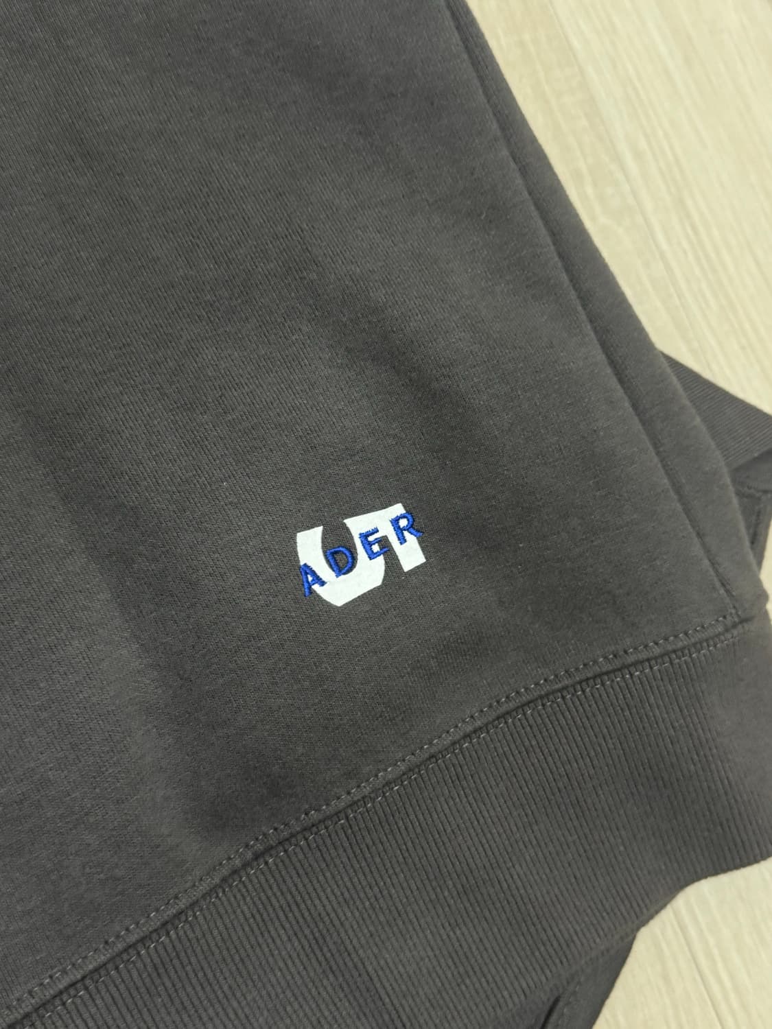 [A1] 아더에러 5주년 웨이브 로고 그레이 차콜 후드집업 상품이미지4