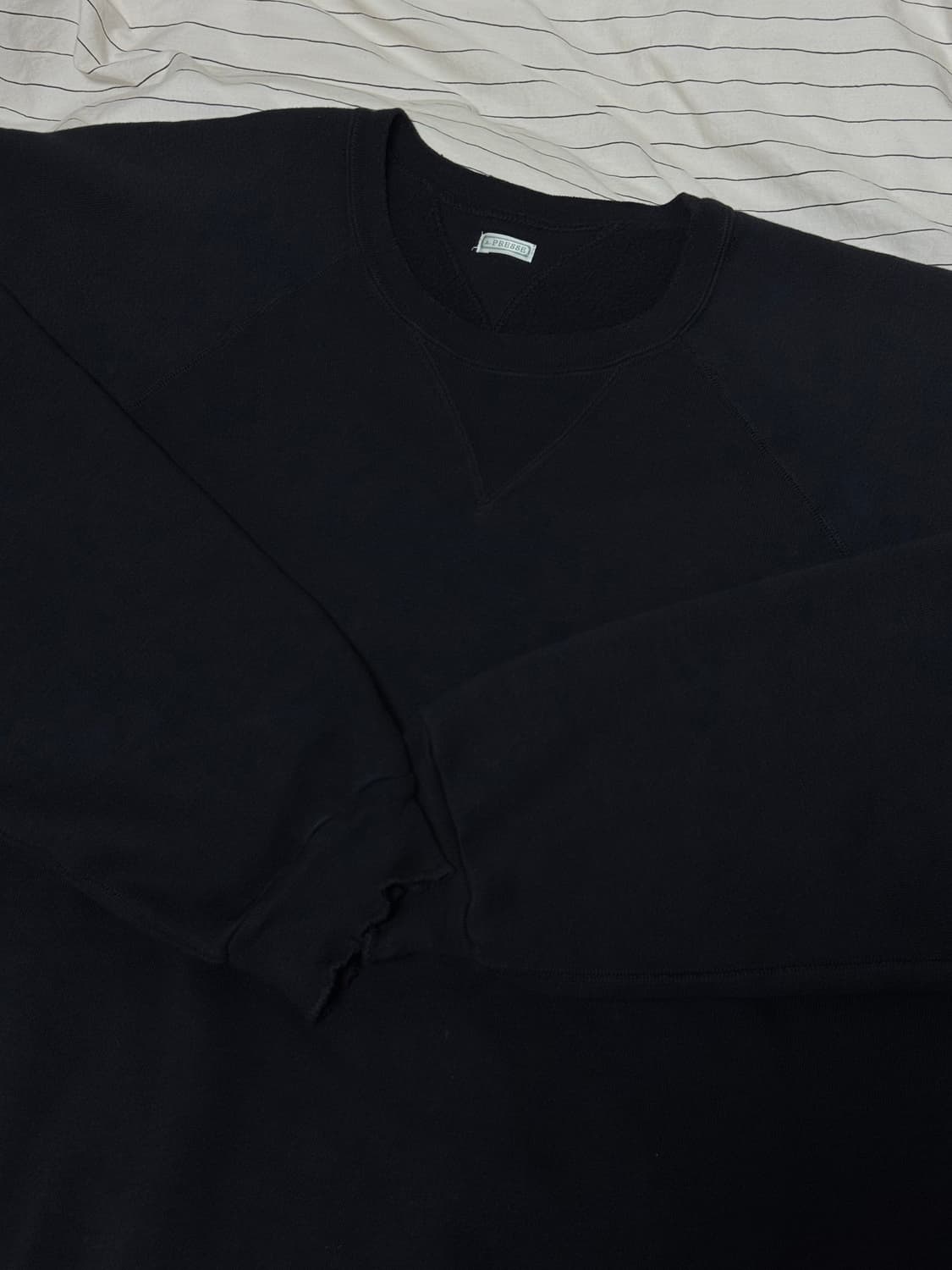 [4] 아프레쎄 26ss 빈티지 더블 브이 스웻 블랙 상품이미지3