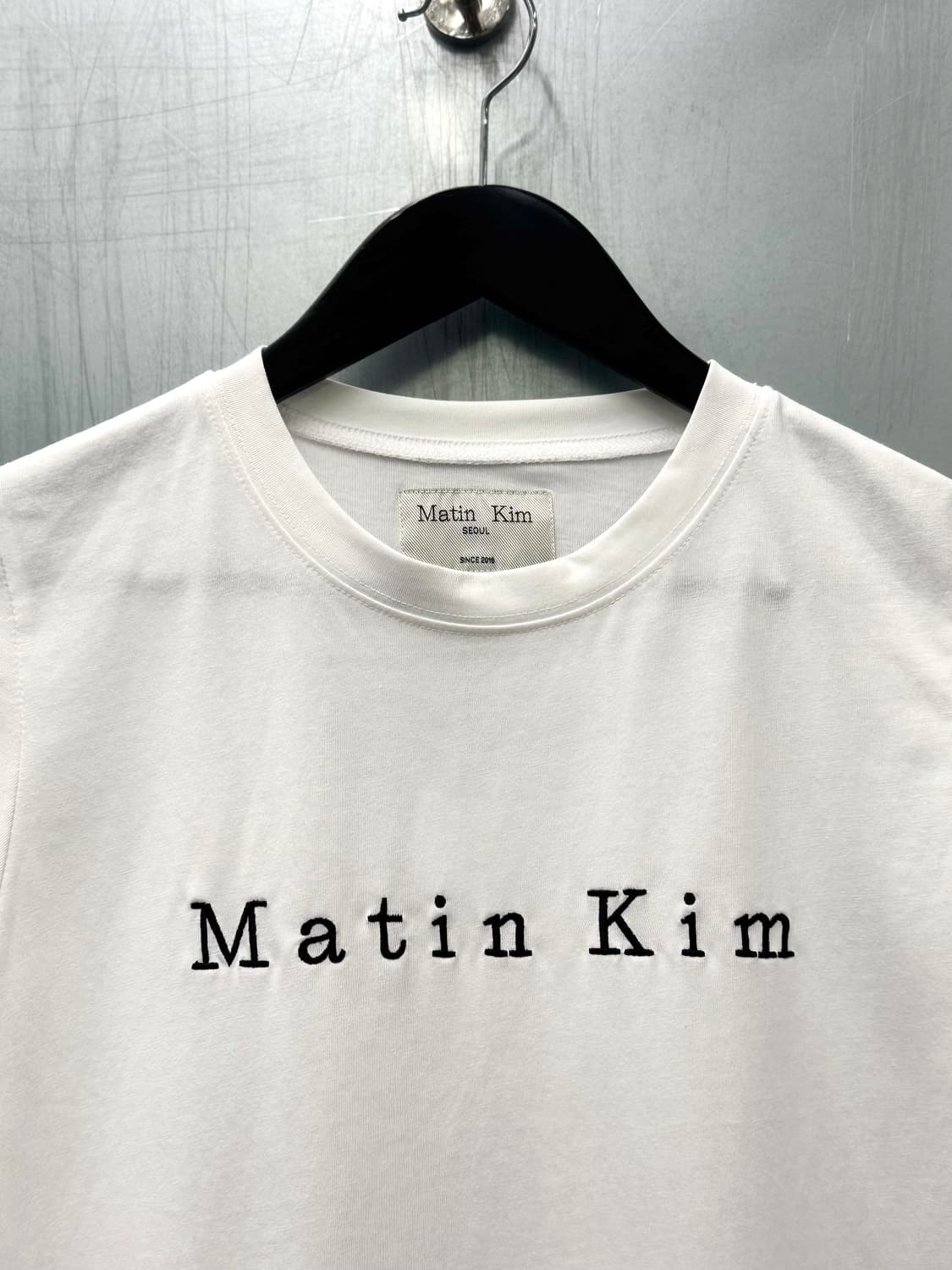 Matin Kim 마뗑킴 로고 화이트 컬러 반소매 크롭탑 상품이미지4