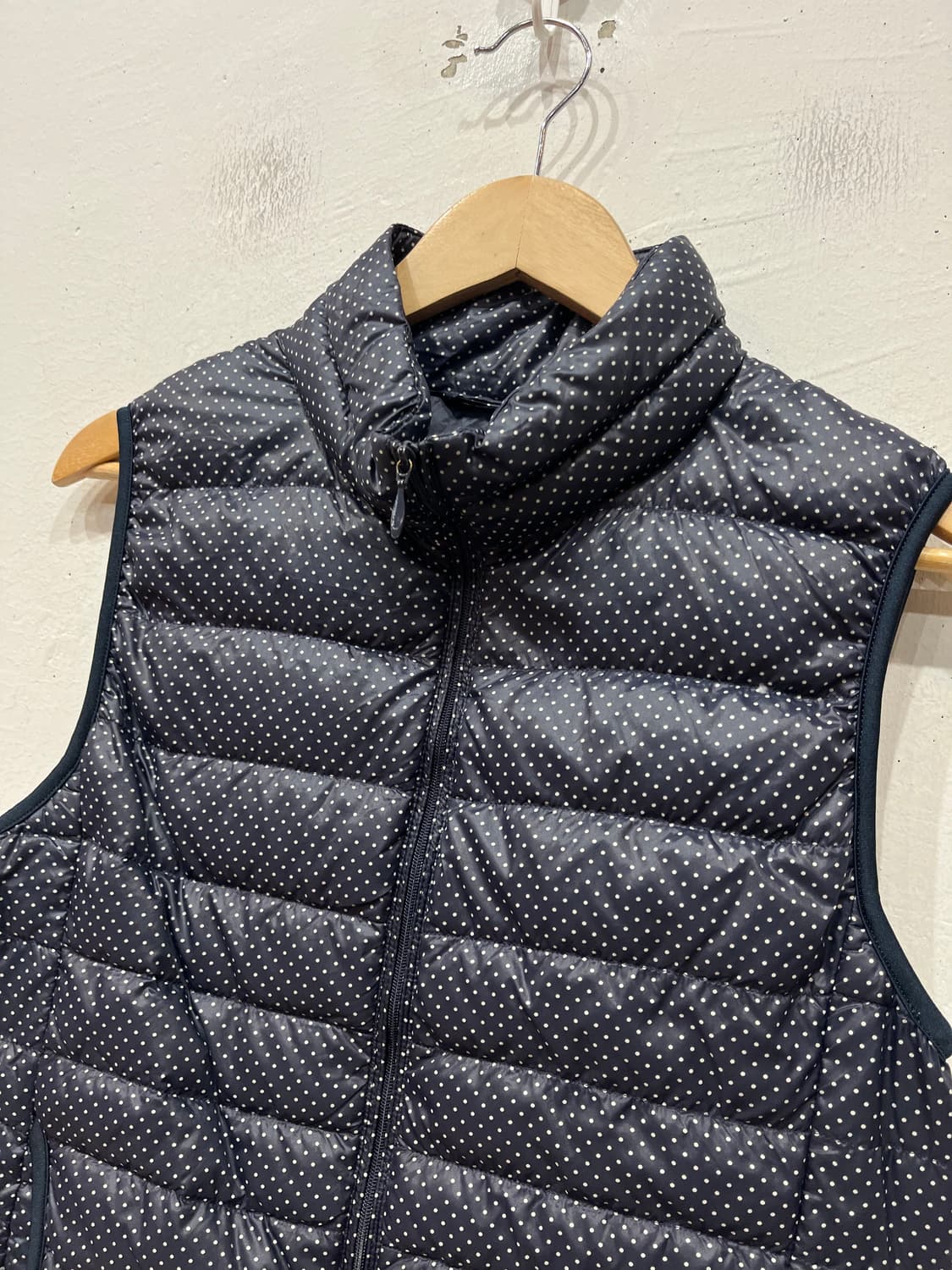 유니클로 도트 땡땡이 다운 패딩 조끼 네이비 우먼즈 상품이미지2