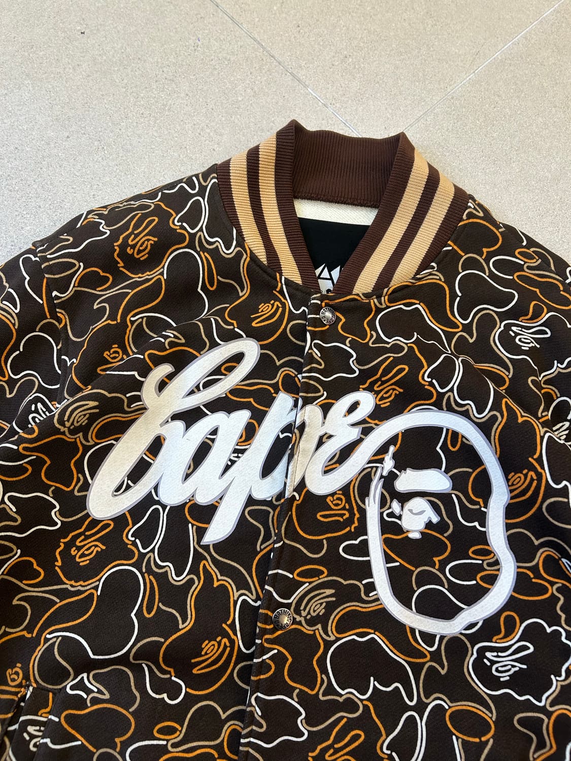 베이프 네온 카모 바시티 자켓 상품이미지2