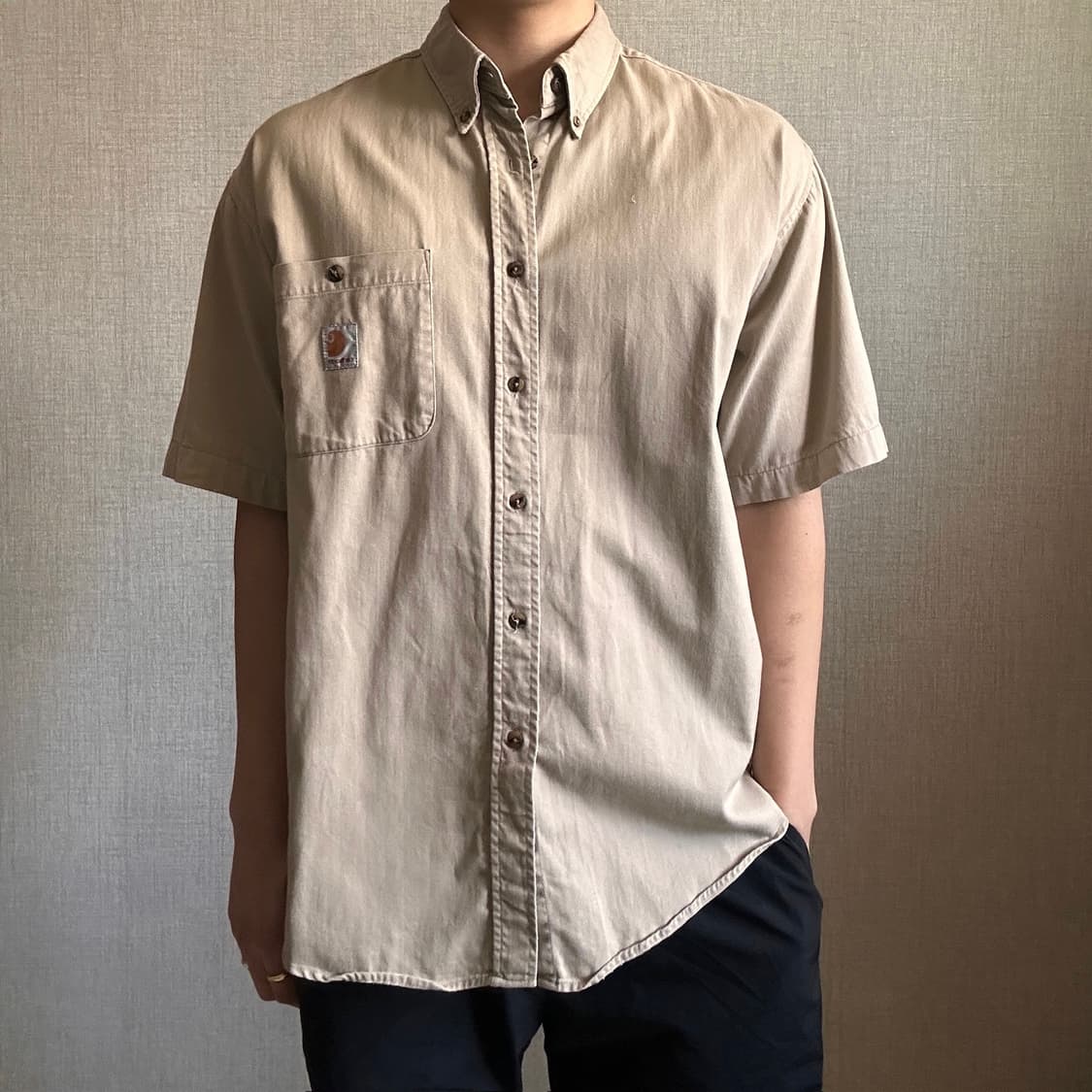 칼하트 베이지 스몰로고 반팔 셔츠 상품이미지1