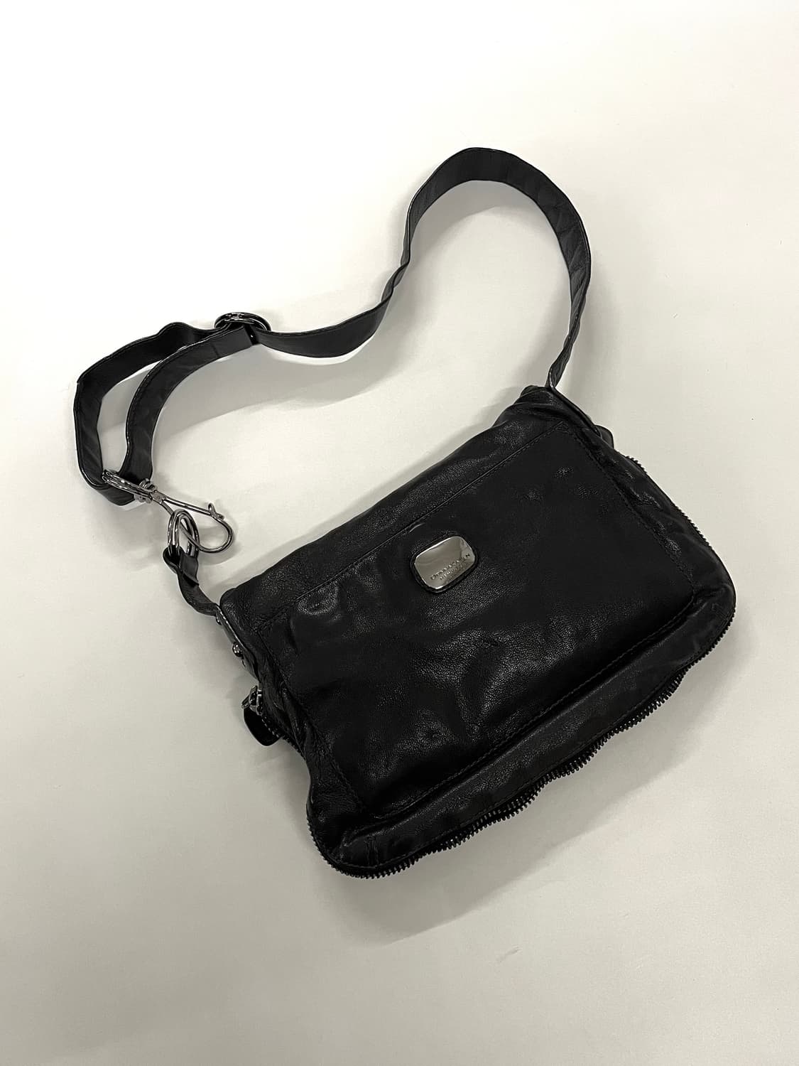 도나카란 컬렉션 지퍼 레더백 상품이미지8