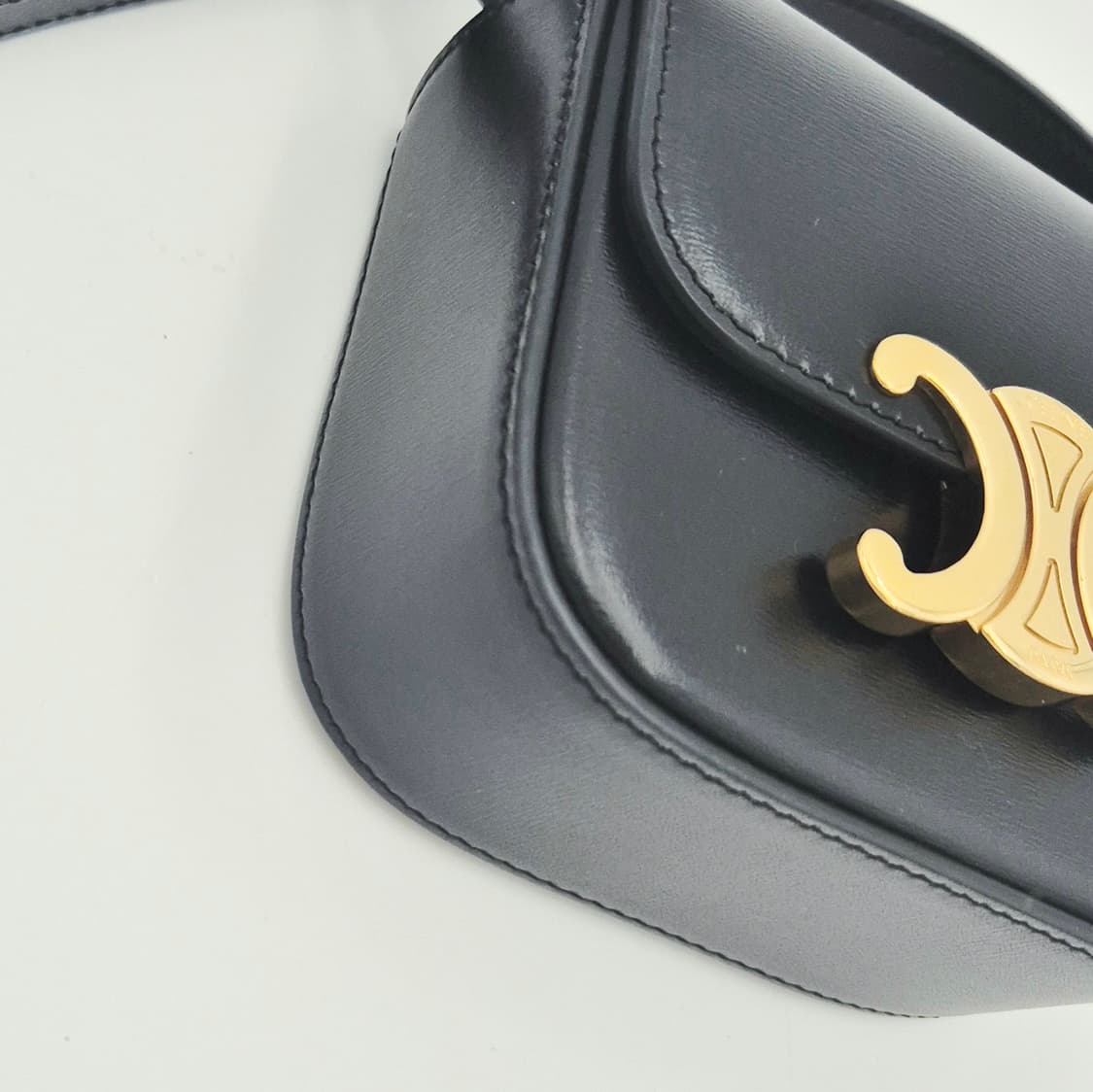 셀린느 미니 트리옹프 크로스백 10I513DPV 상품이미지8