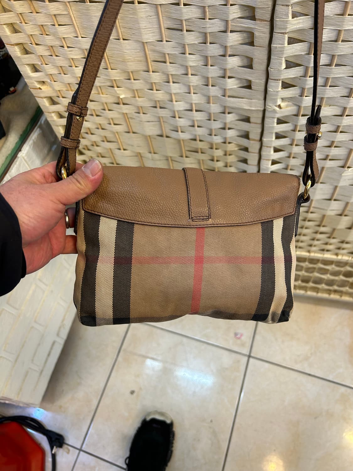 정품 버버리 하우스체크 스몰 맥켄 크로스백팝니다 상품이미지4