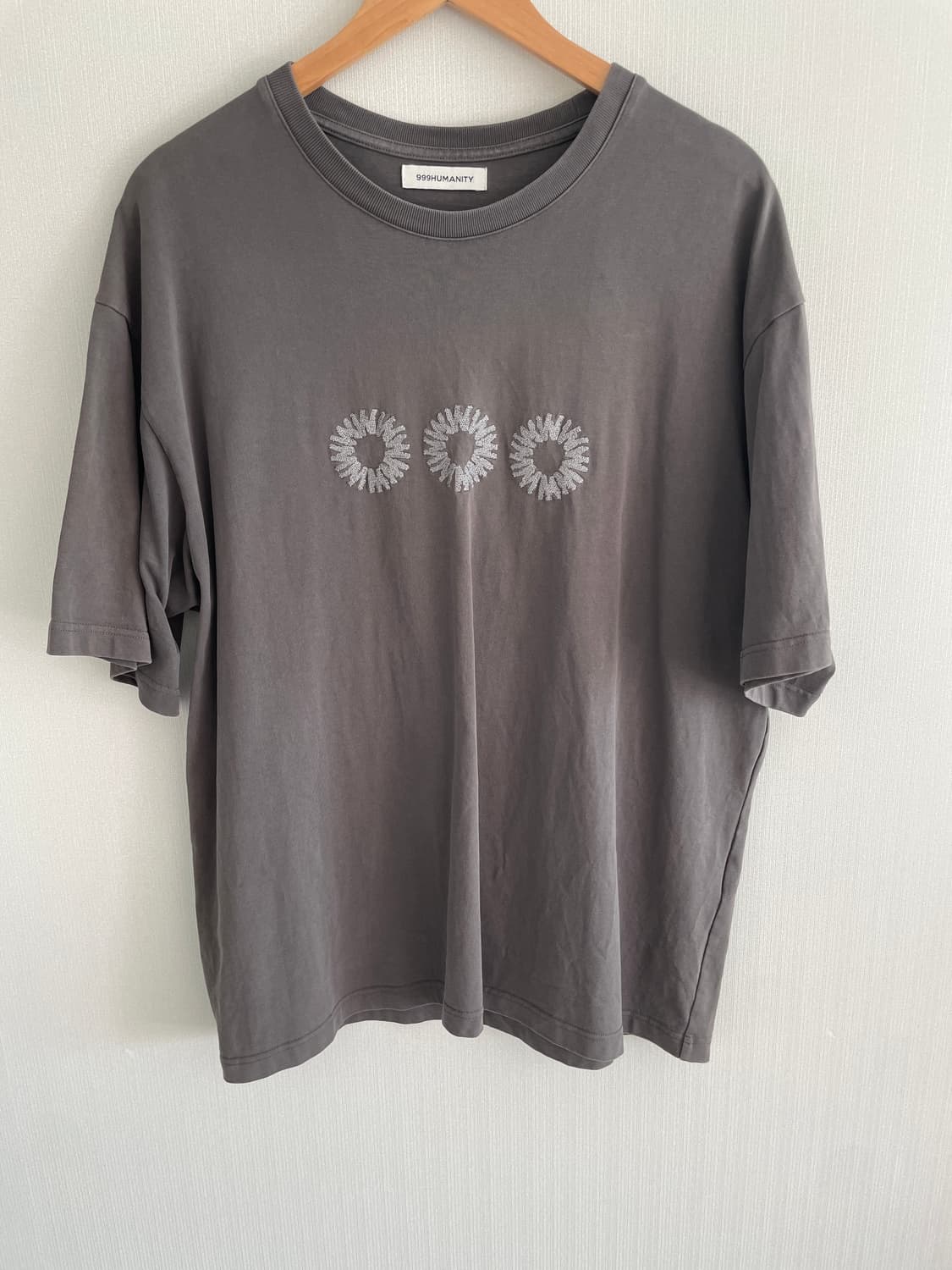 999휴머니티 EVD 로고 하프 티셔츠 (차콜)   상품이미지1