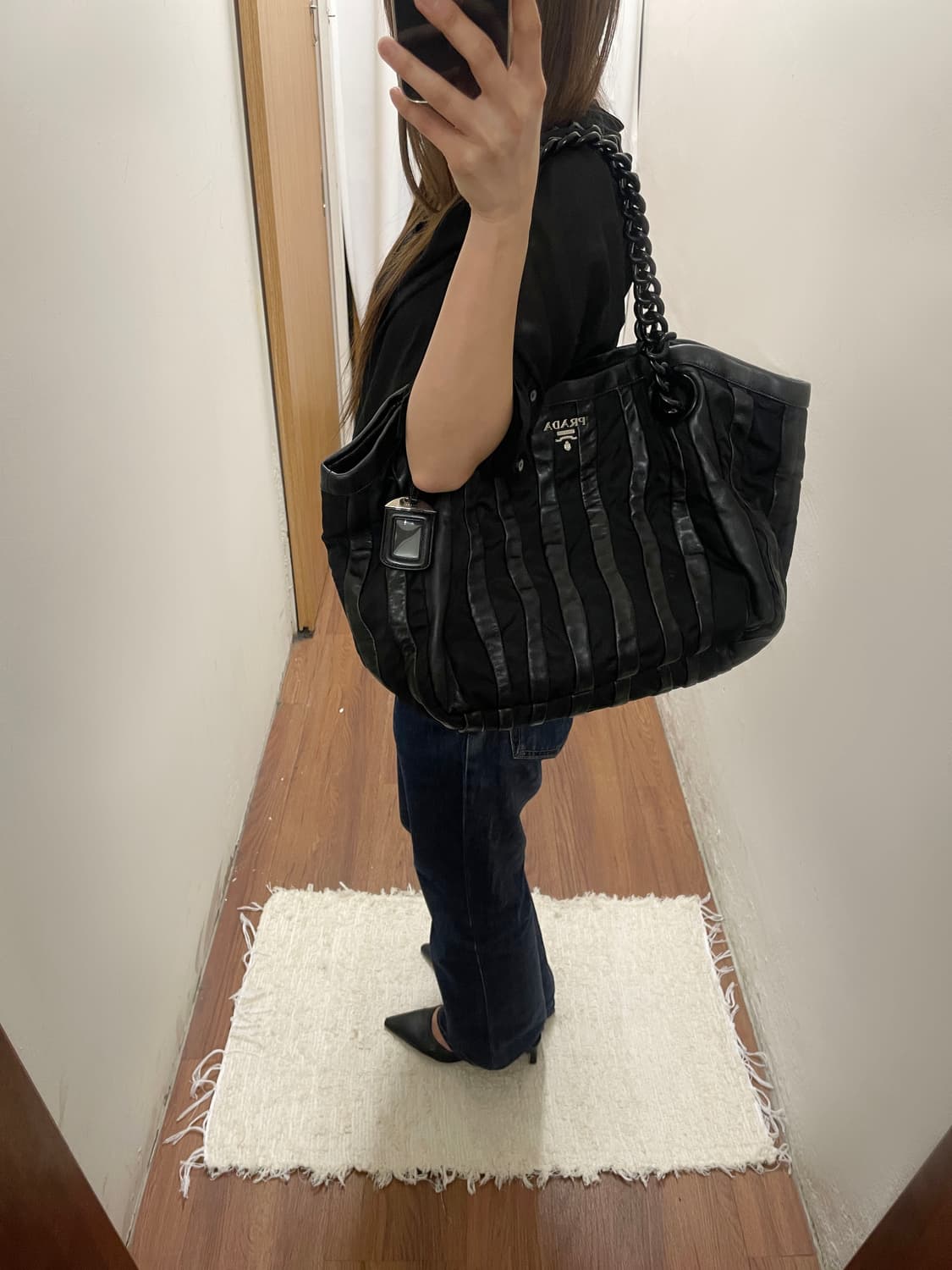 프라다 플리츠 주름 디테일 나일론 레더 믹스 체인 숄더 토트백 블랙 상품이미지2