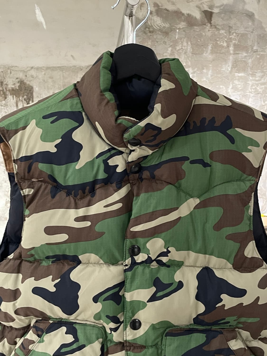 데님 앤 서플라이 랄프로렌 블랙 앤 카모 리버시블 덕 다운 베스트 상품이미지6