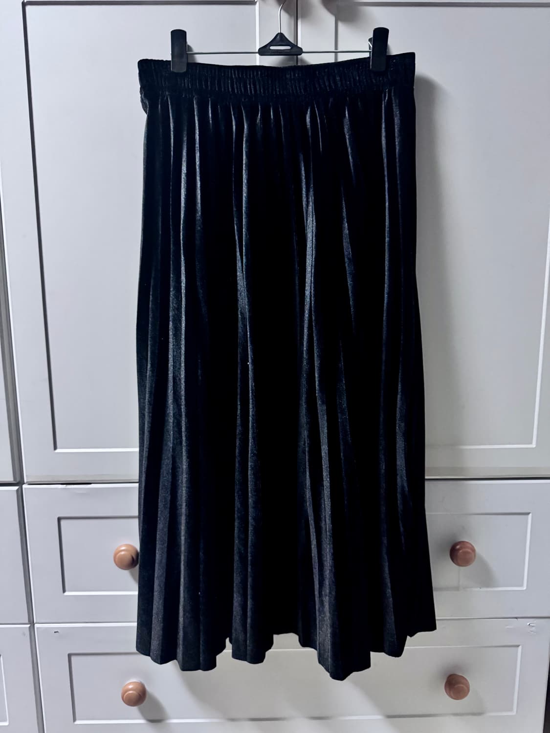 블랙 벨벳 플리츠 롱 스커트 상품이미지1