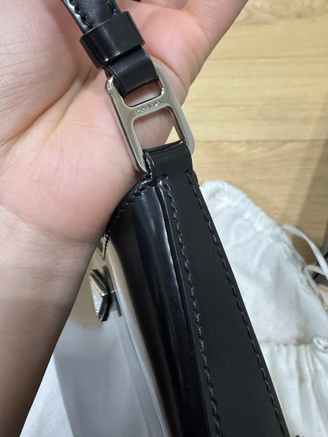 프라다 클레오 브러시드 가죽 숄더백 상품이미지9