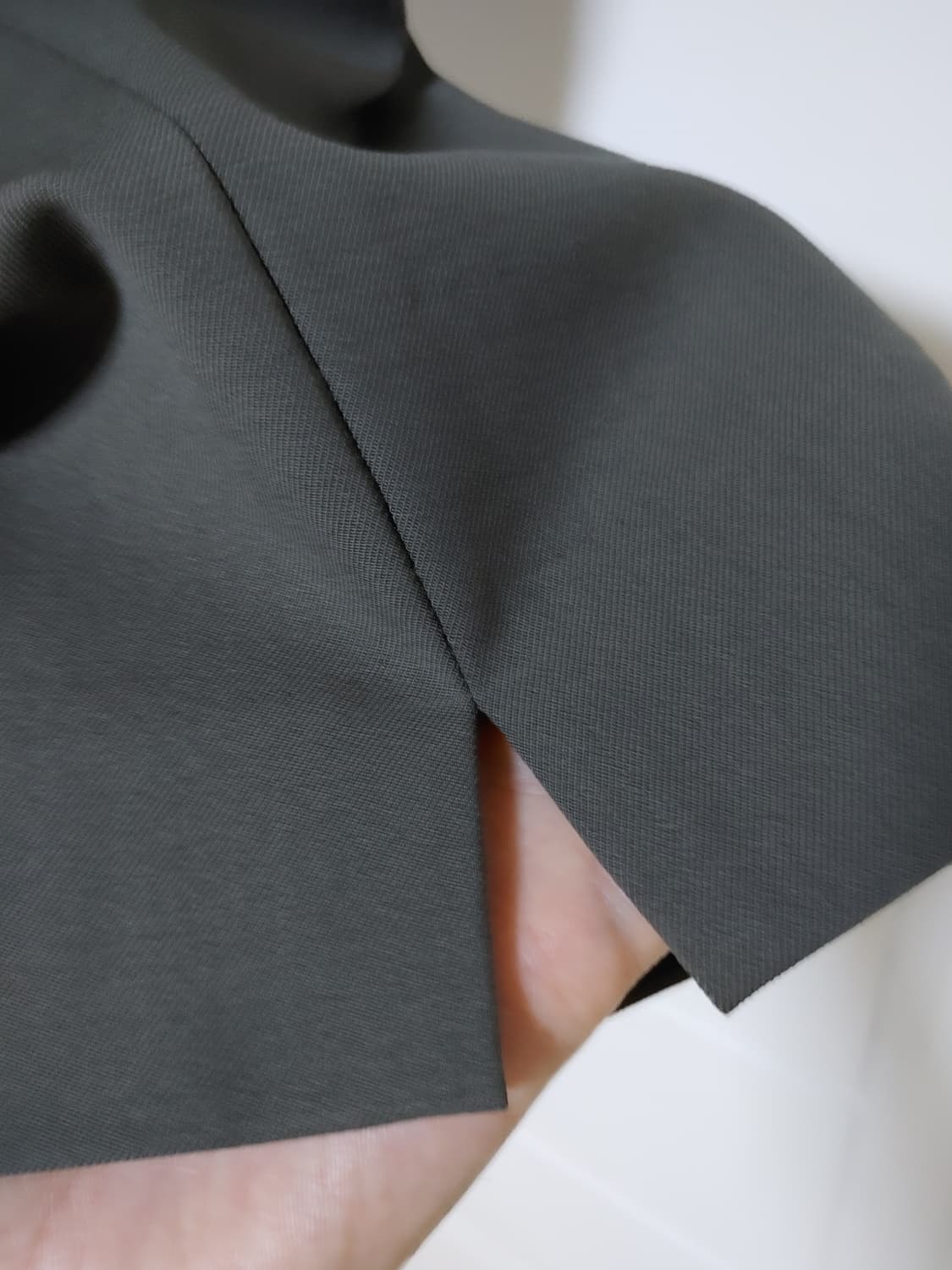 솔리드옴므 밑단 트임 스트레이트 팬츠 팝니다 상품이미지2