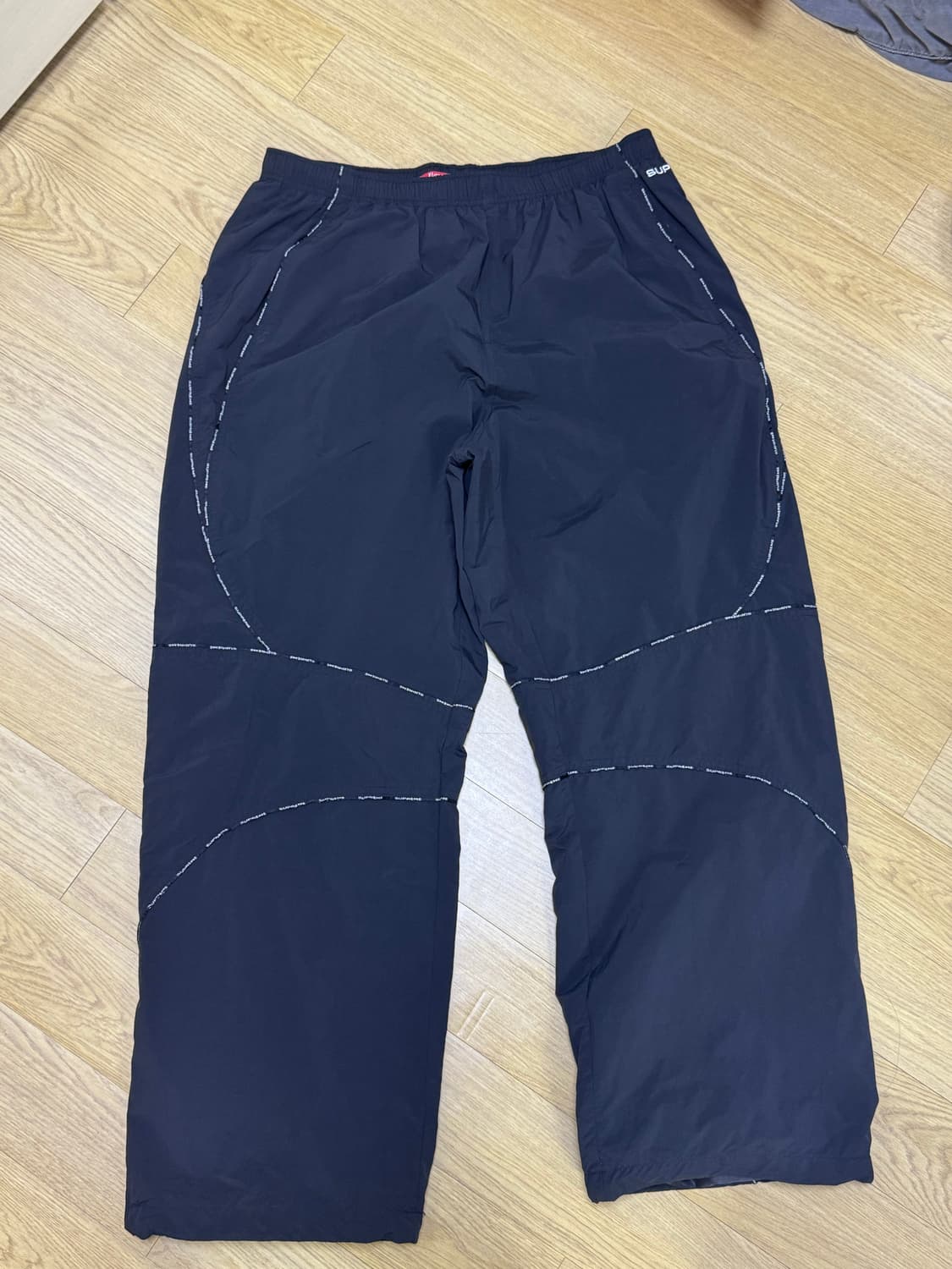 슈프림 로고 파이핑 트랙 팬츠 블랙 23fw XL 상품이미지2