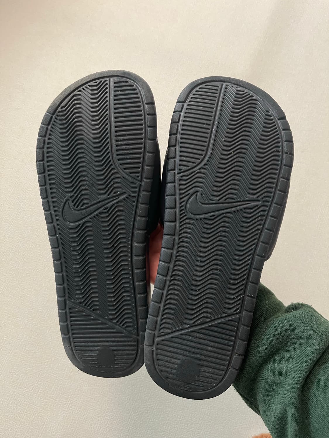 나이키x스투시 베나시 슬라이드오프 느와르 블랙  상품이미지3