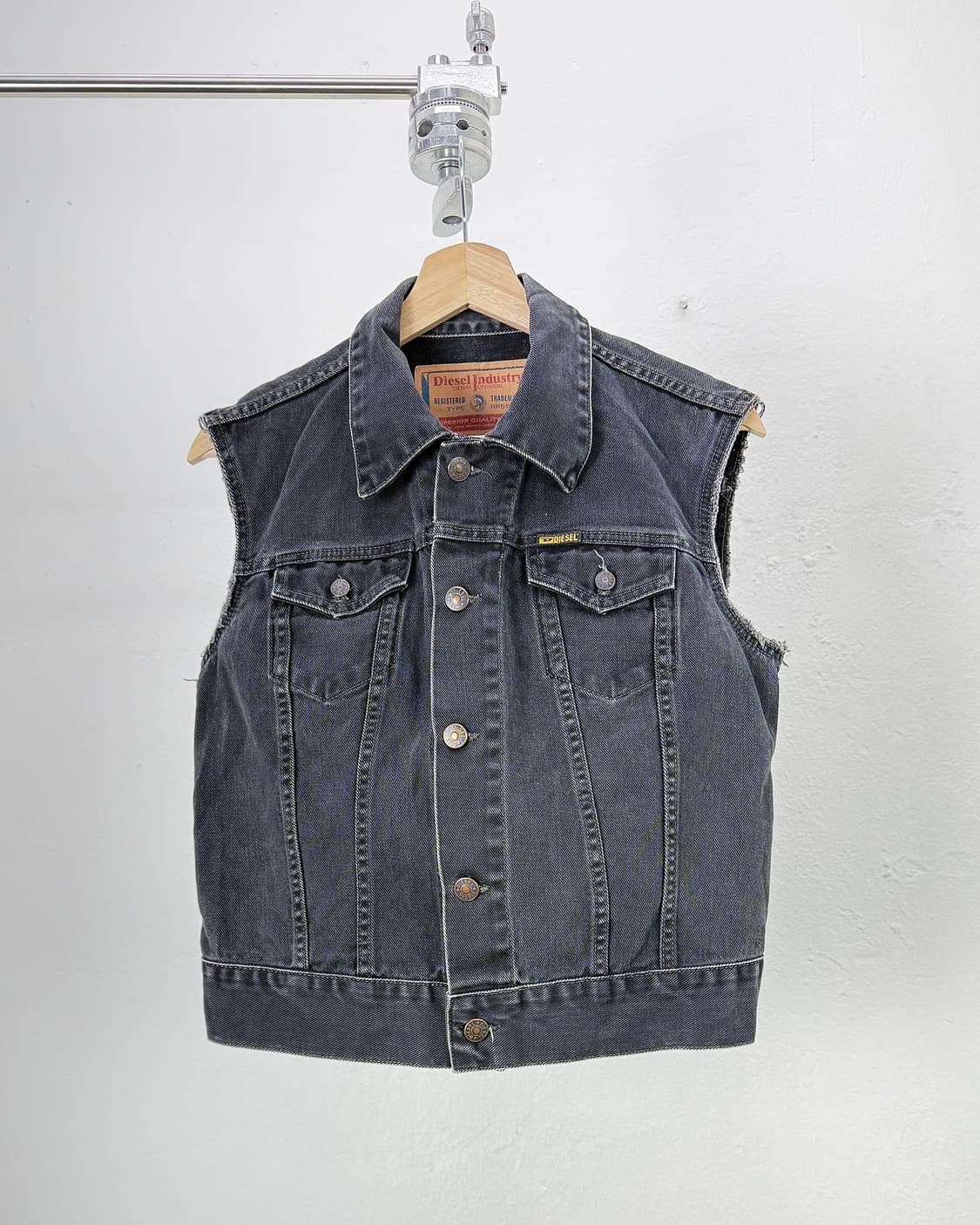 디젤 인더스트리 에지 워시드 데님 베스트 상품이미지1