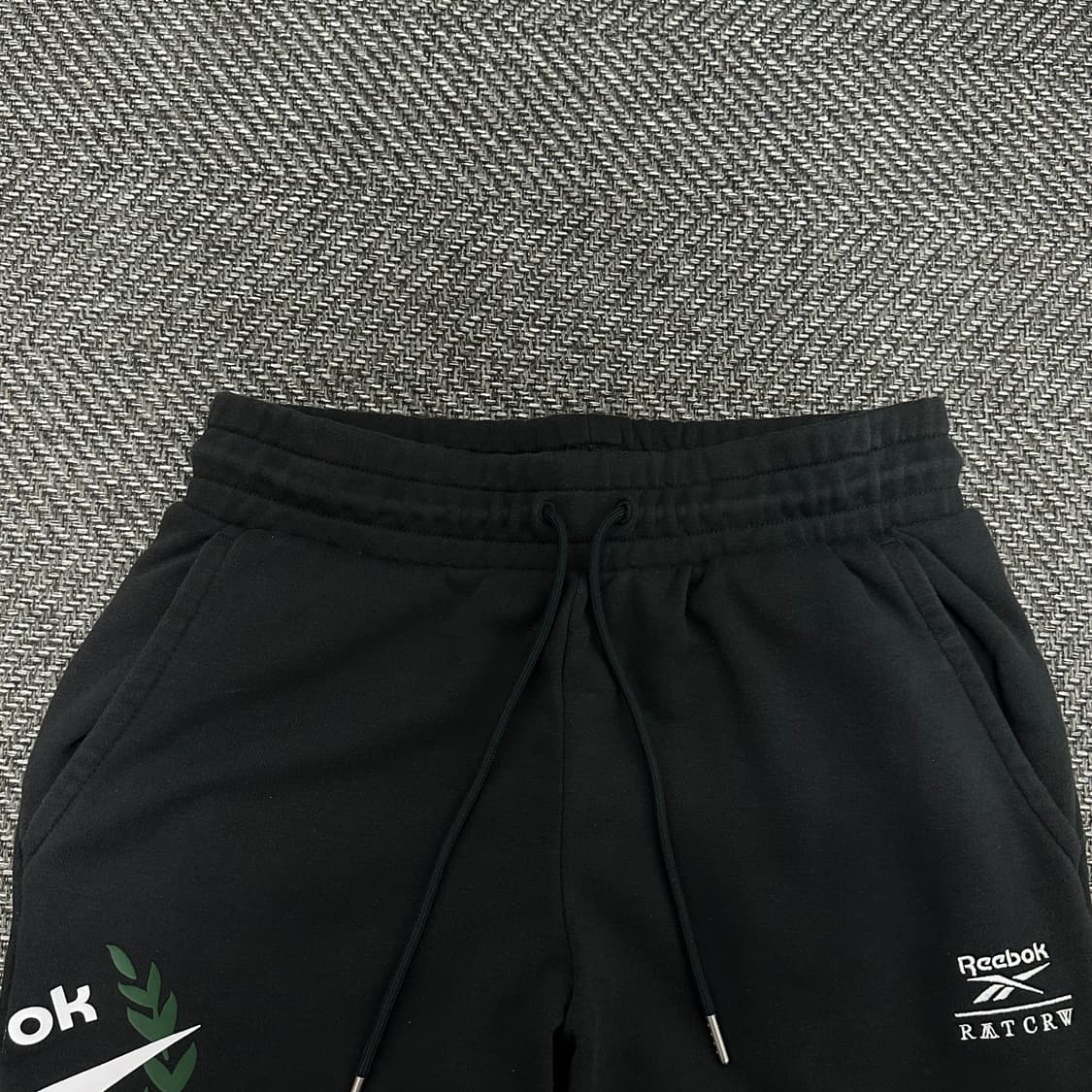 리복 X 로맨틱크라운 클래식 조거팬츠 (츄리닝 바지) 상품이미지3