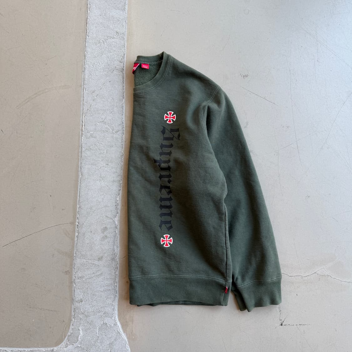 슈프림 x 인디펜던트 크루넥 스웻셔츠 상품이미지1