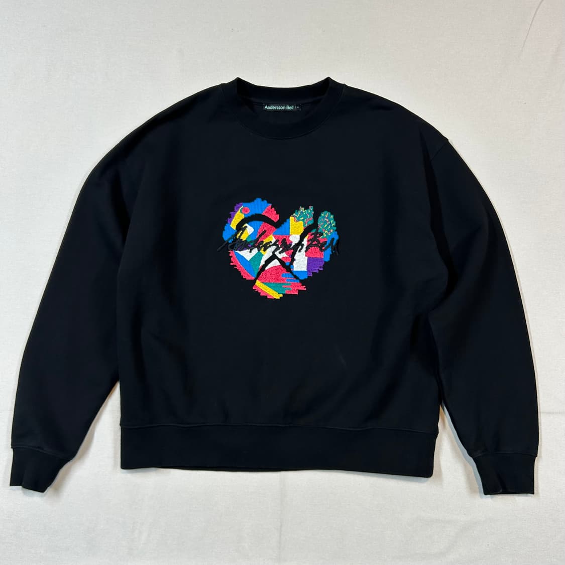 XL) 앤더슨벨 블랙 하트 자수 로고 맨투맨 상품이미지1
