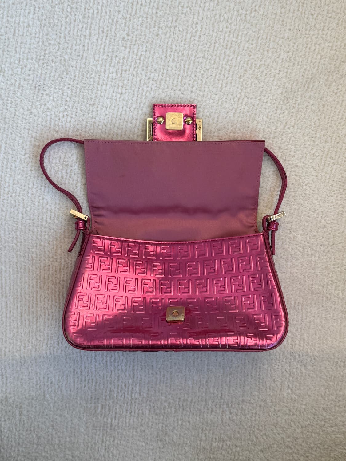 [정품+매우희귀] 펜디 핑크 메탈릭 주키노 바게트백 상품이미지5