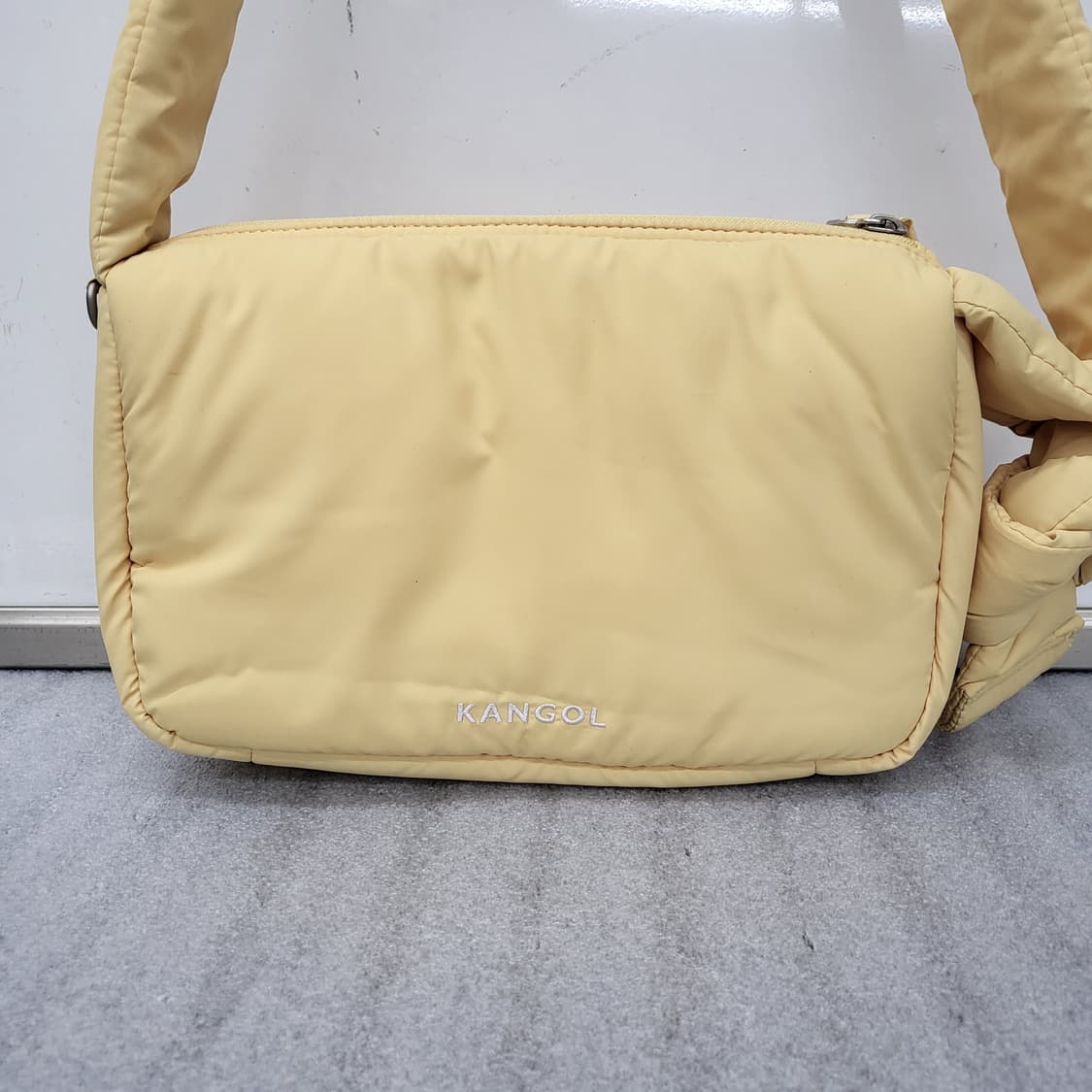 24년식 캉골 정품 푸퍼 크로스백 옐로우 상품이미지4