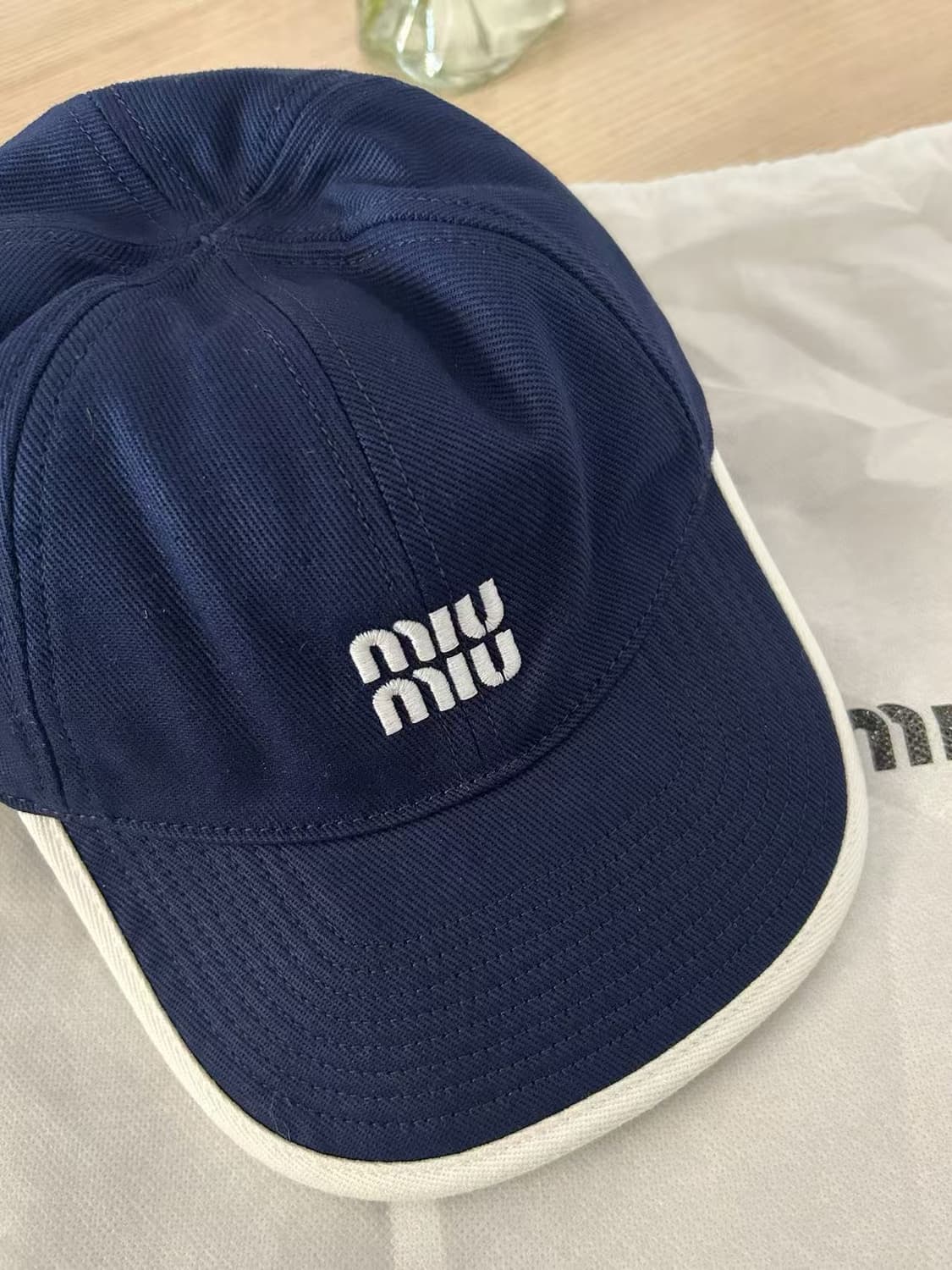 MIUMIU 자수 로고 야구모자 / 남녀 공용 / 네이비 상품이미지4