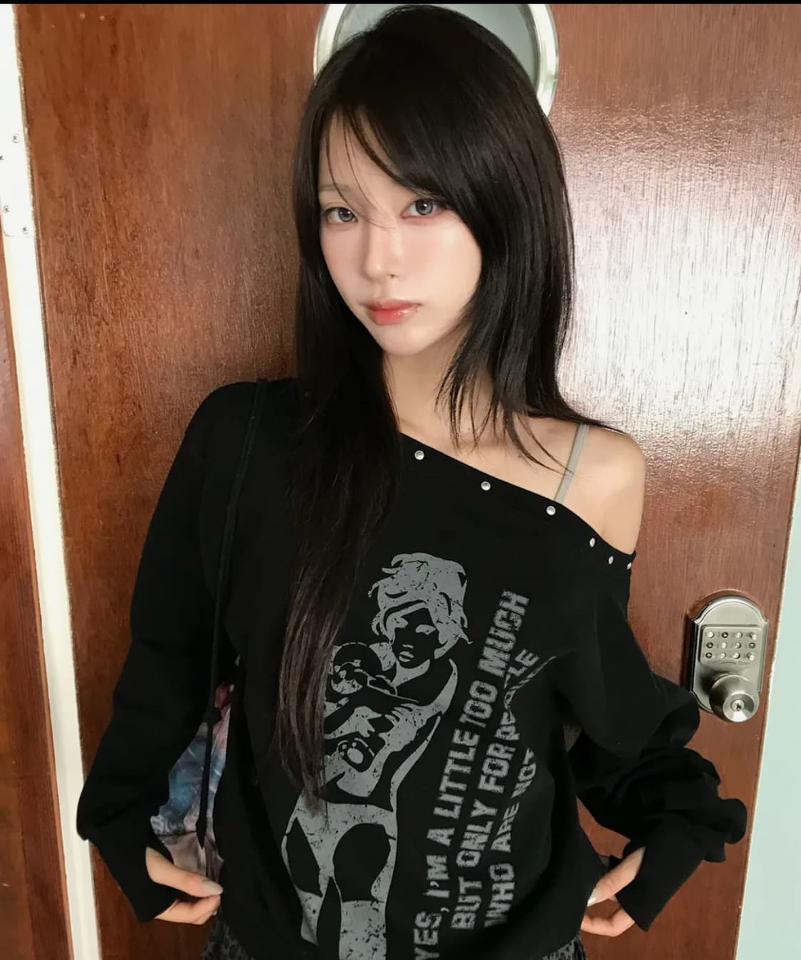 러브이즈트루 원 숄더 맨투맨 블랙 상품이미지1