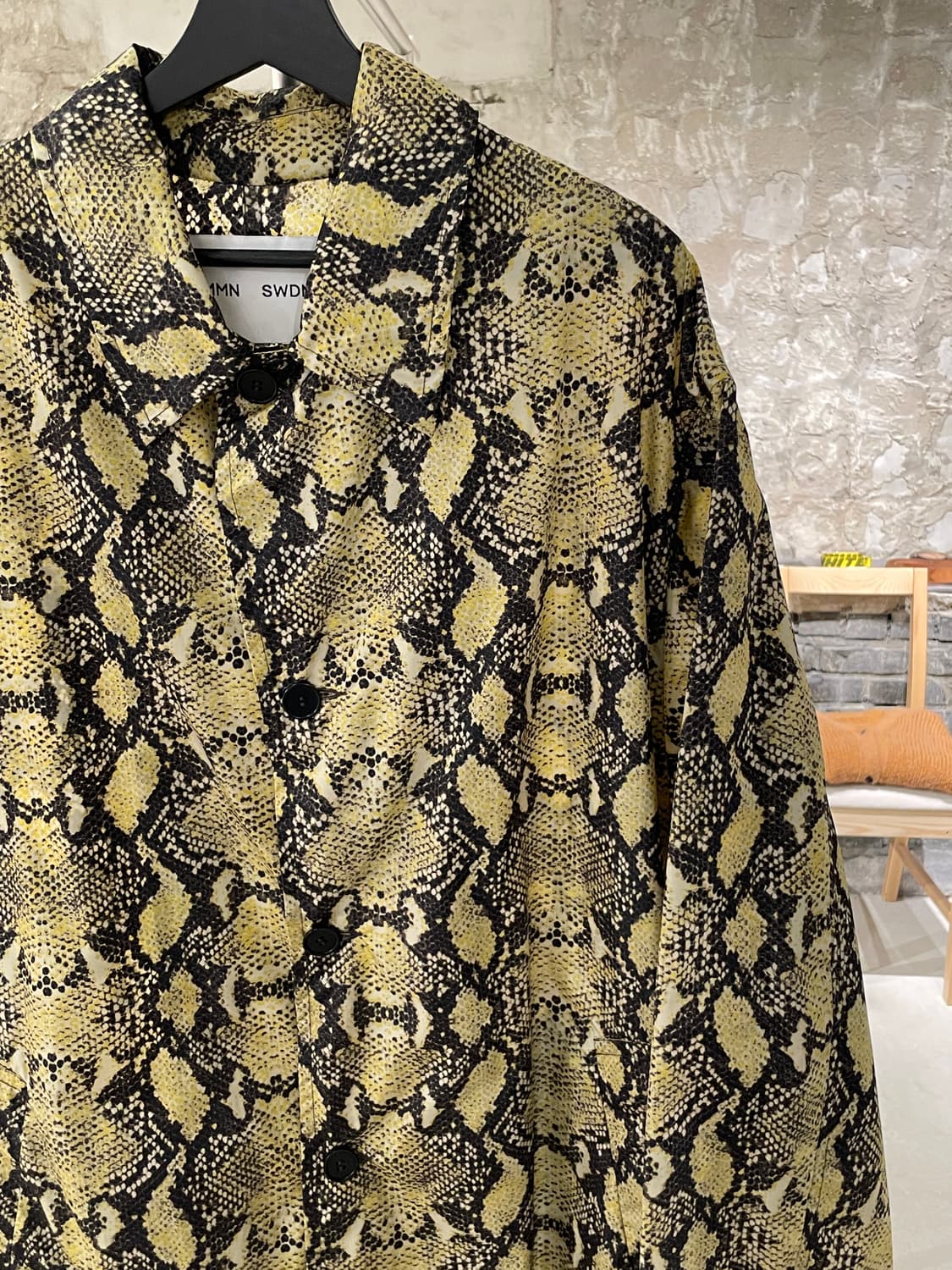 커먼 스웨덴 옐로우 스네이크 스킨 폴리아미드 씬 코트 상품이미지3