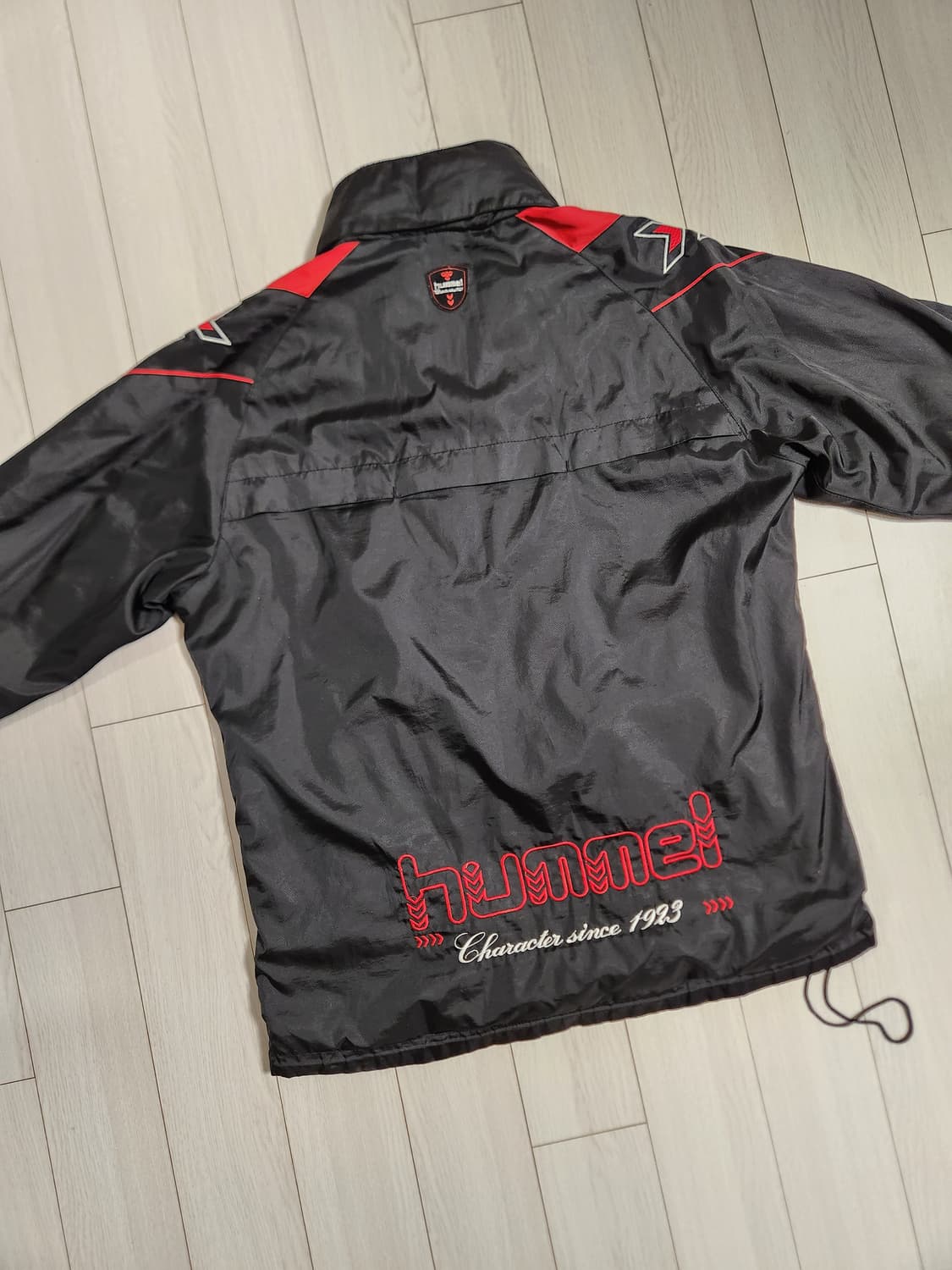 험멜 우븐집업 바람막이 사이즈m

오염없이 깨끗한데 소매 늘어남있어서 싸 상품이미지6