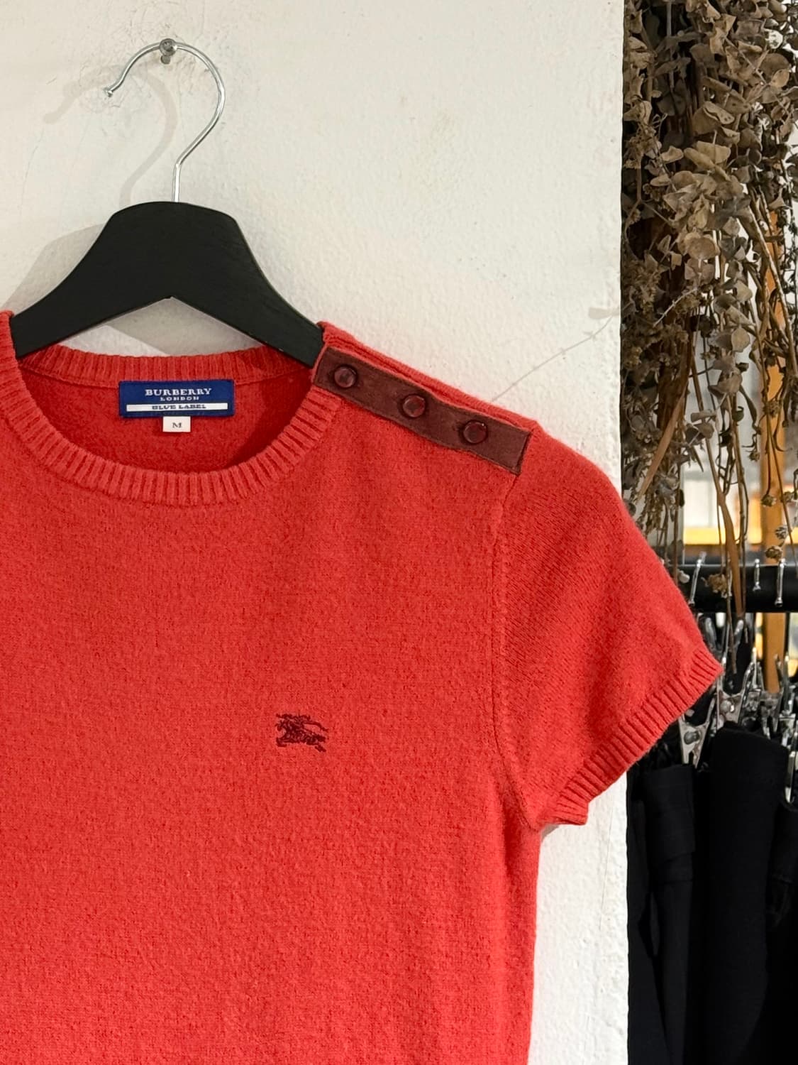 버버리 블루라벨 레드 로고 자수 하프 슬리브 니트 상품이미지3